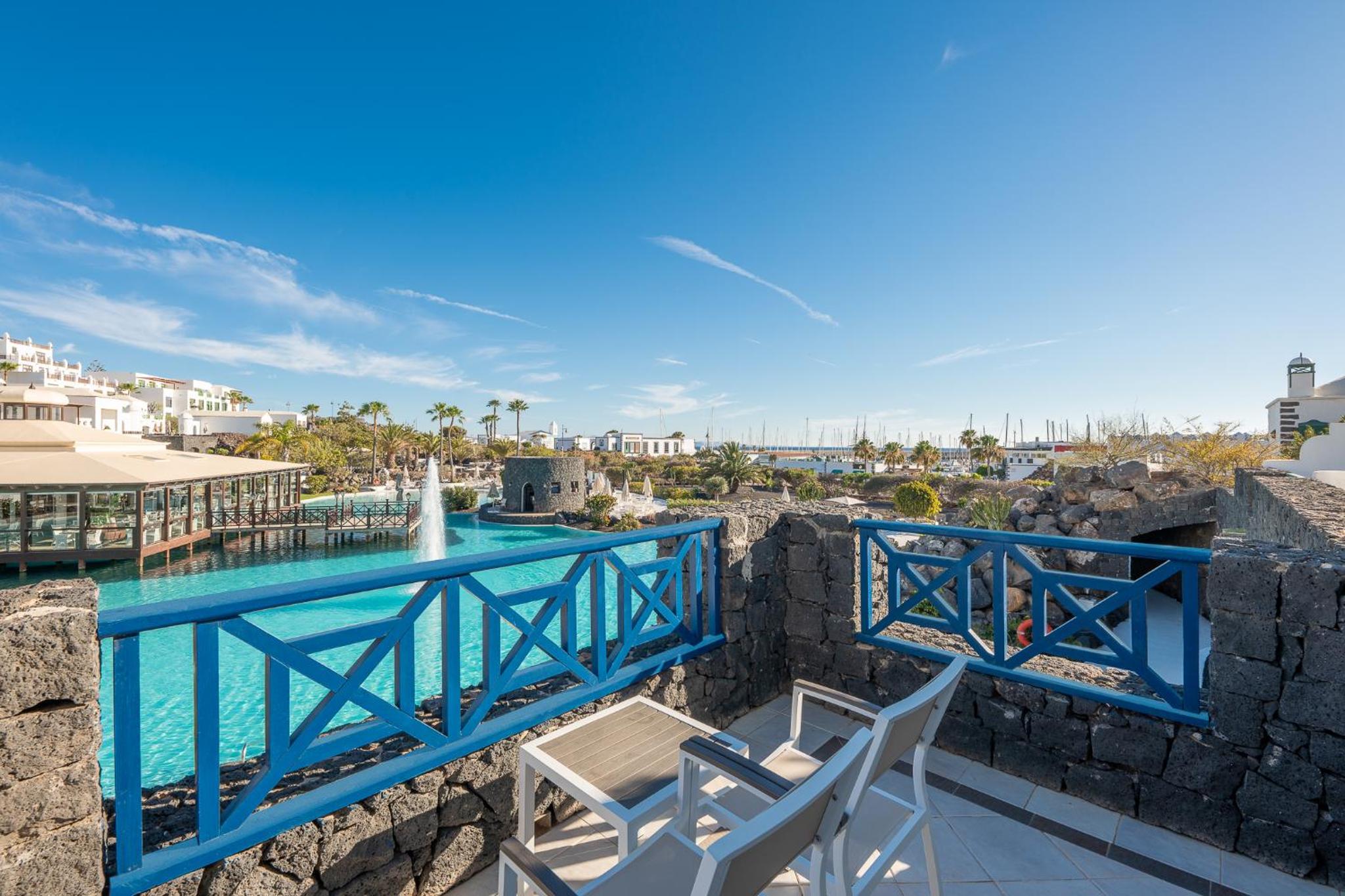 Habitación Doble con Vista a la Piscina (2 Adultos + 1 Niño)
