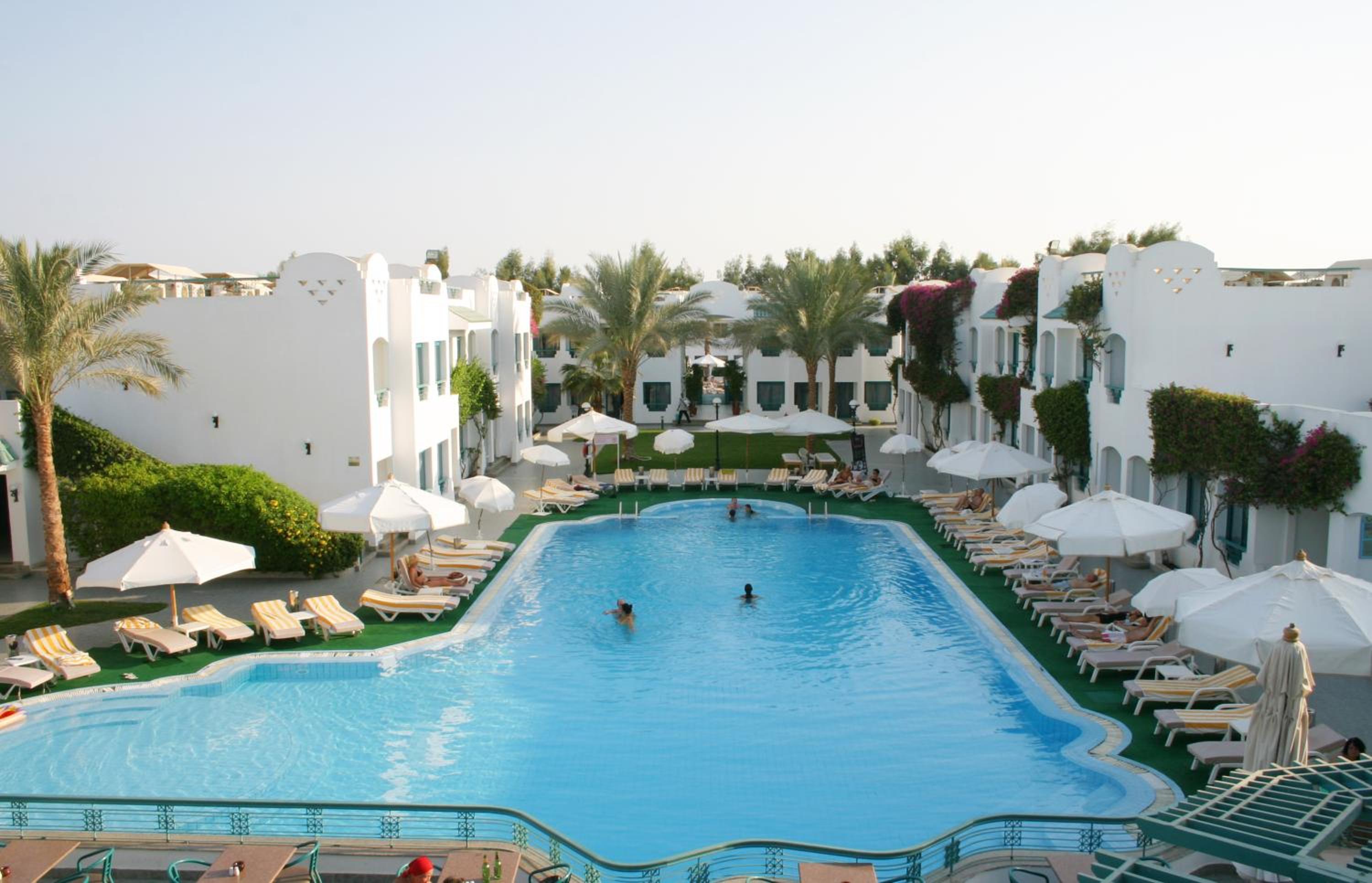 Double Or Twin Room With Pool View - Photo 4