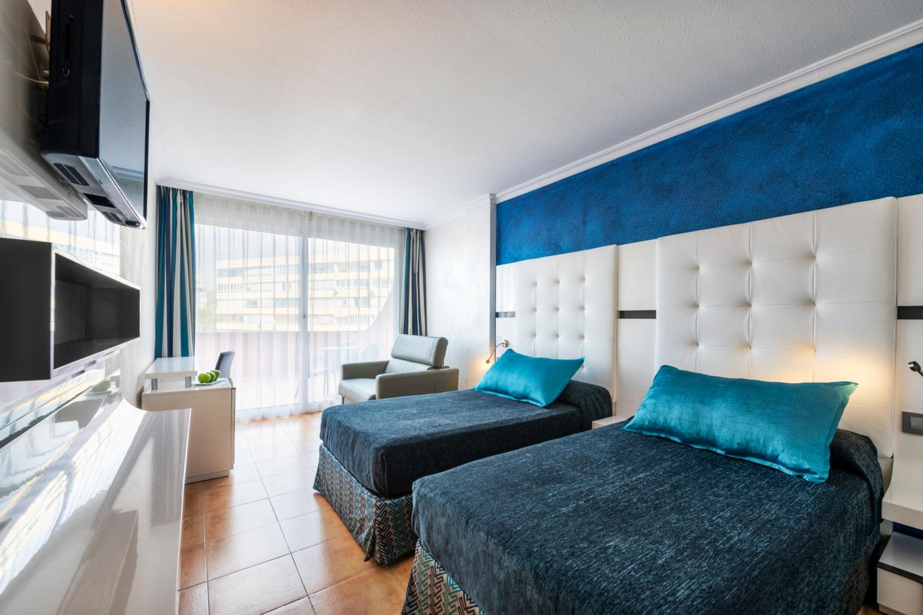 Triple Deluxe Room with Spa Access - Photo 12