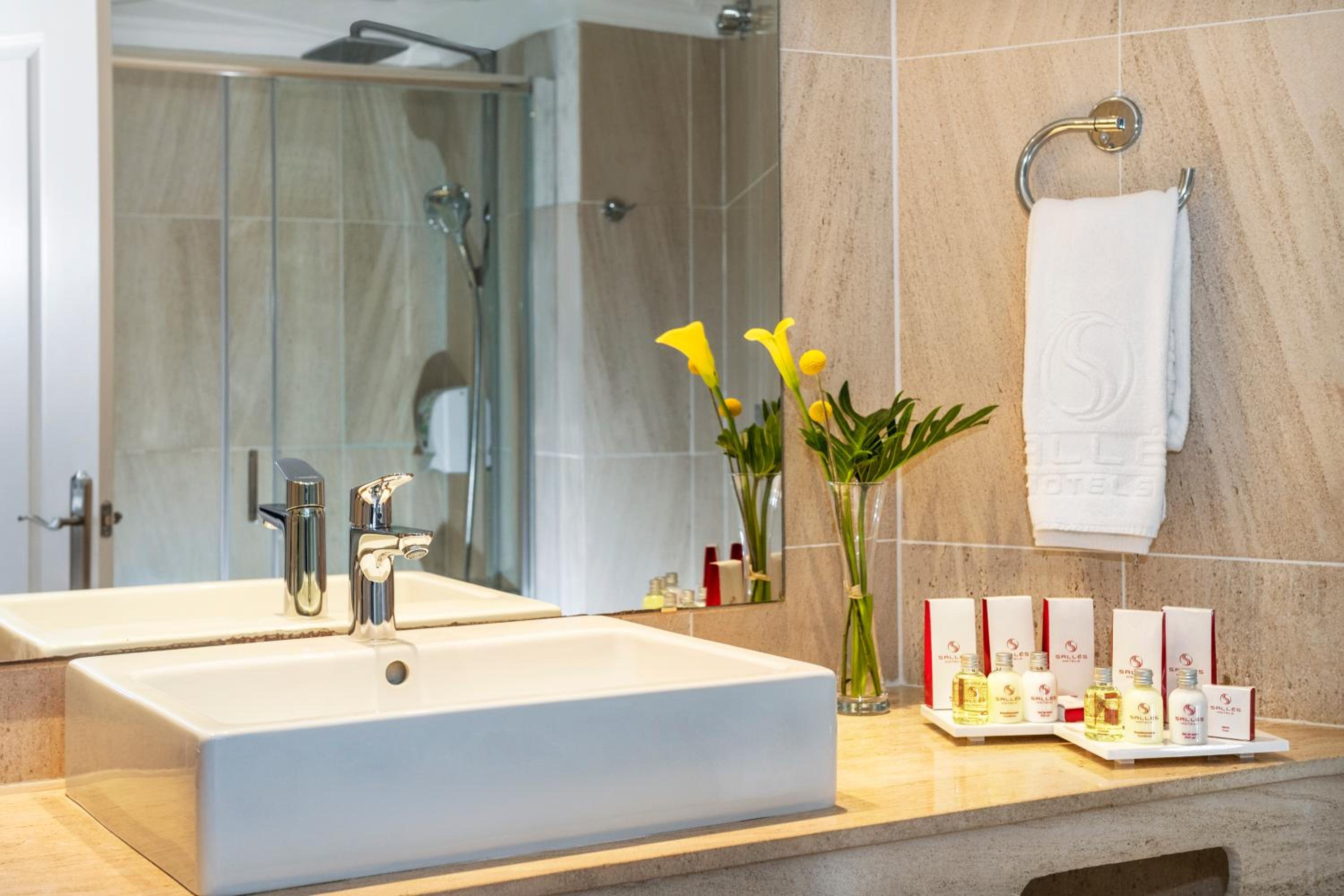 Romantic Package - Deluxe Room With Spa Access