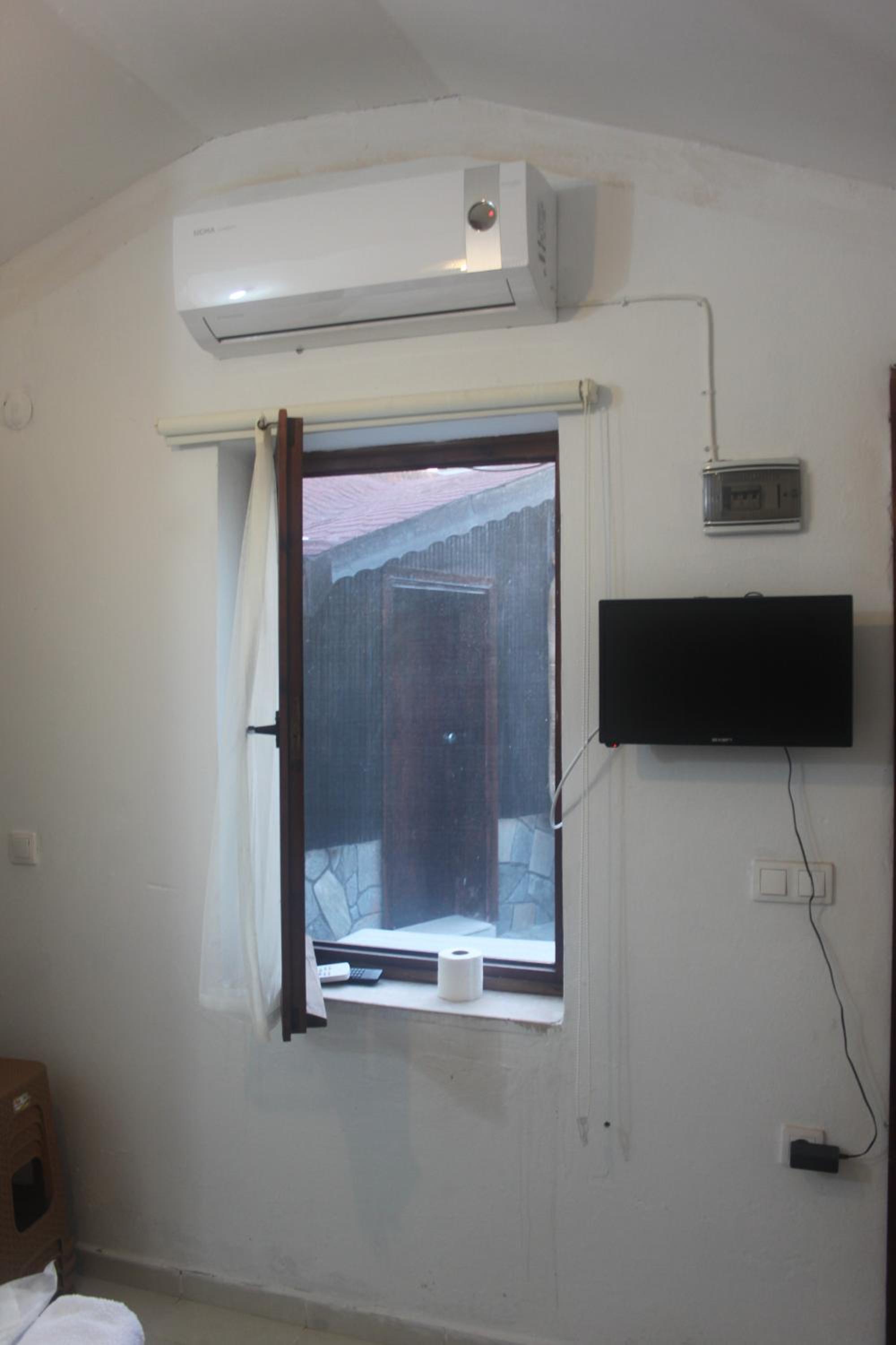 Economy Triple Room photo 3