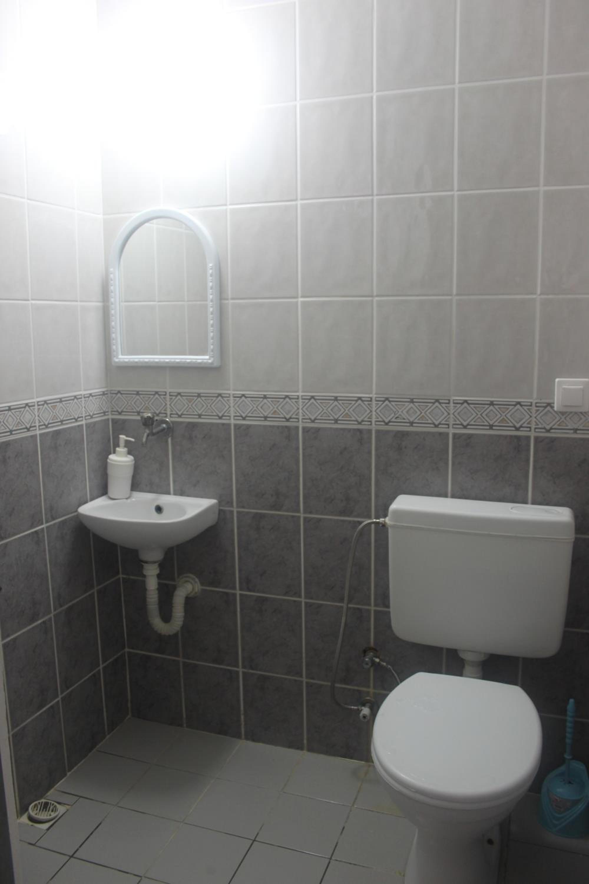 Economy Triple Room photo 2