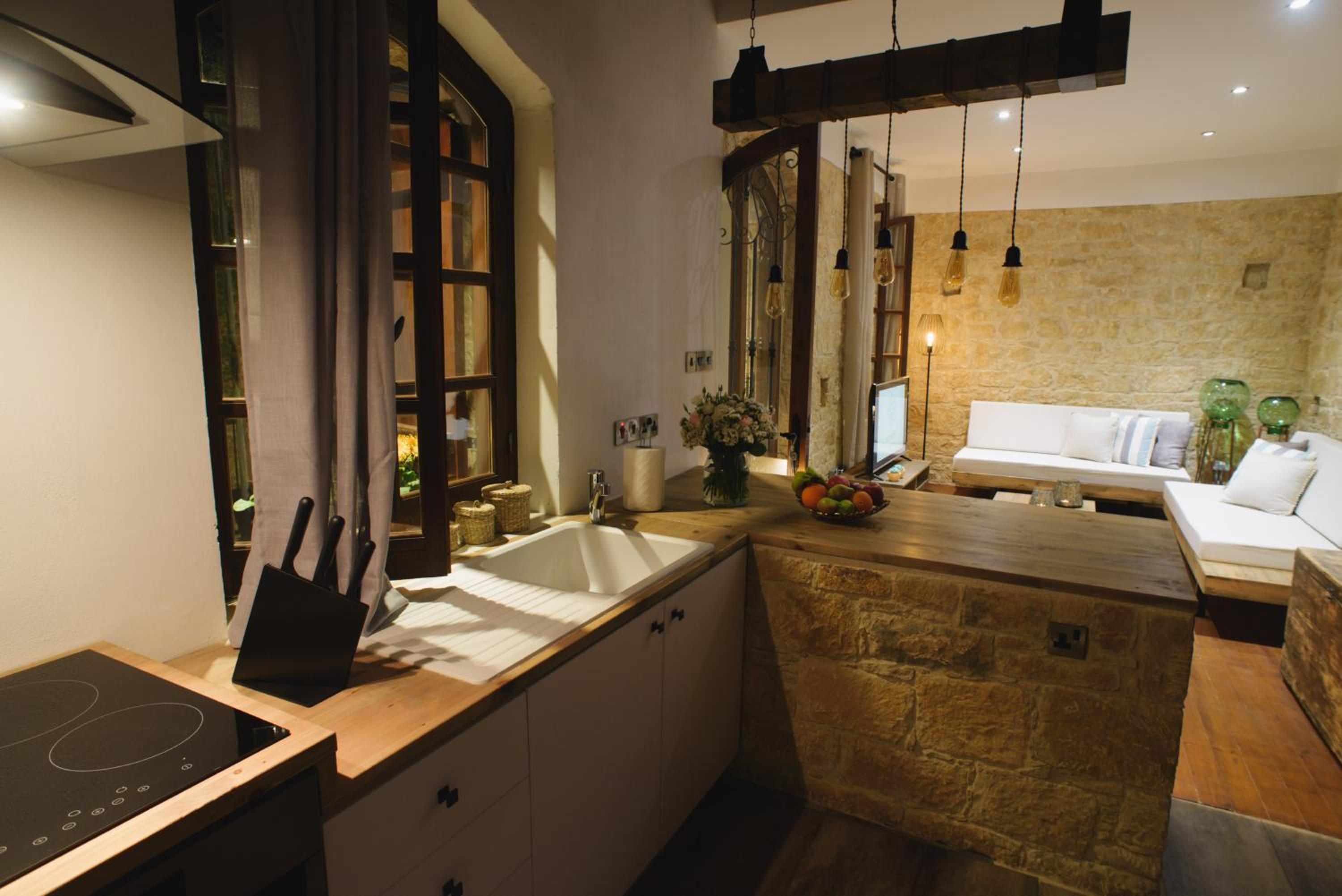 Deluxe Queen Suite - Photo 16
