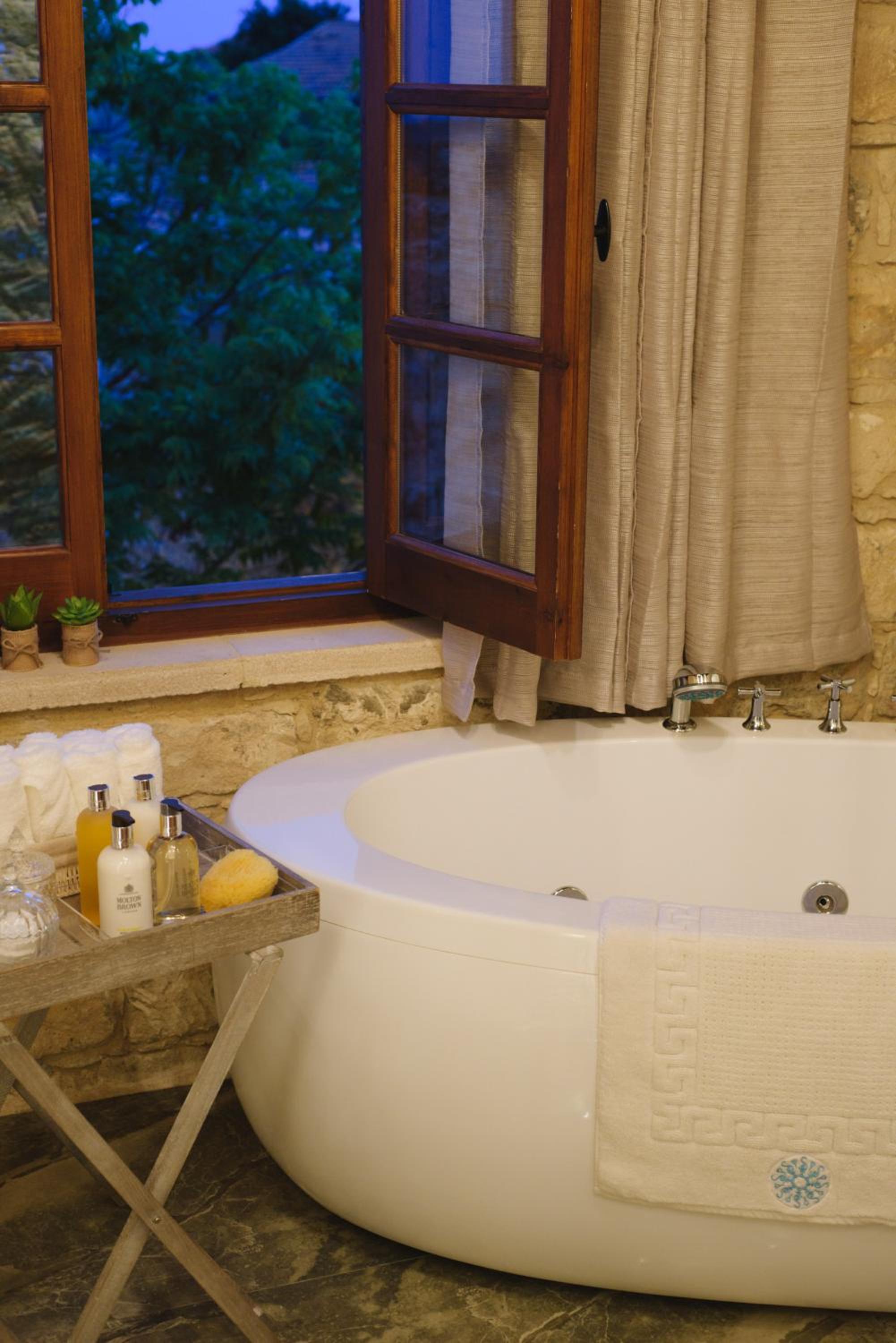 Deluxe Queen Suite - Photo 12