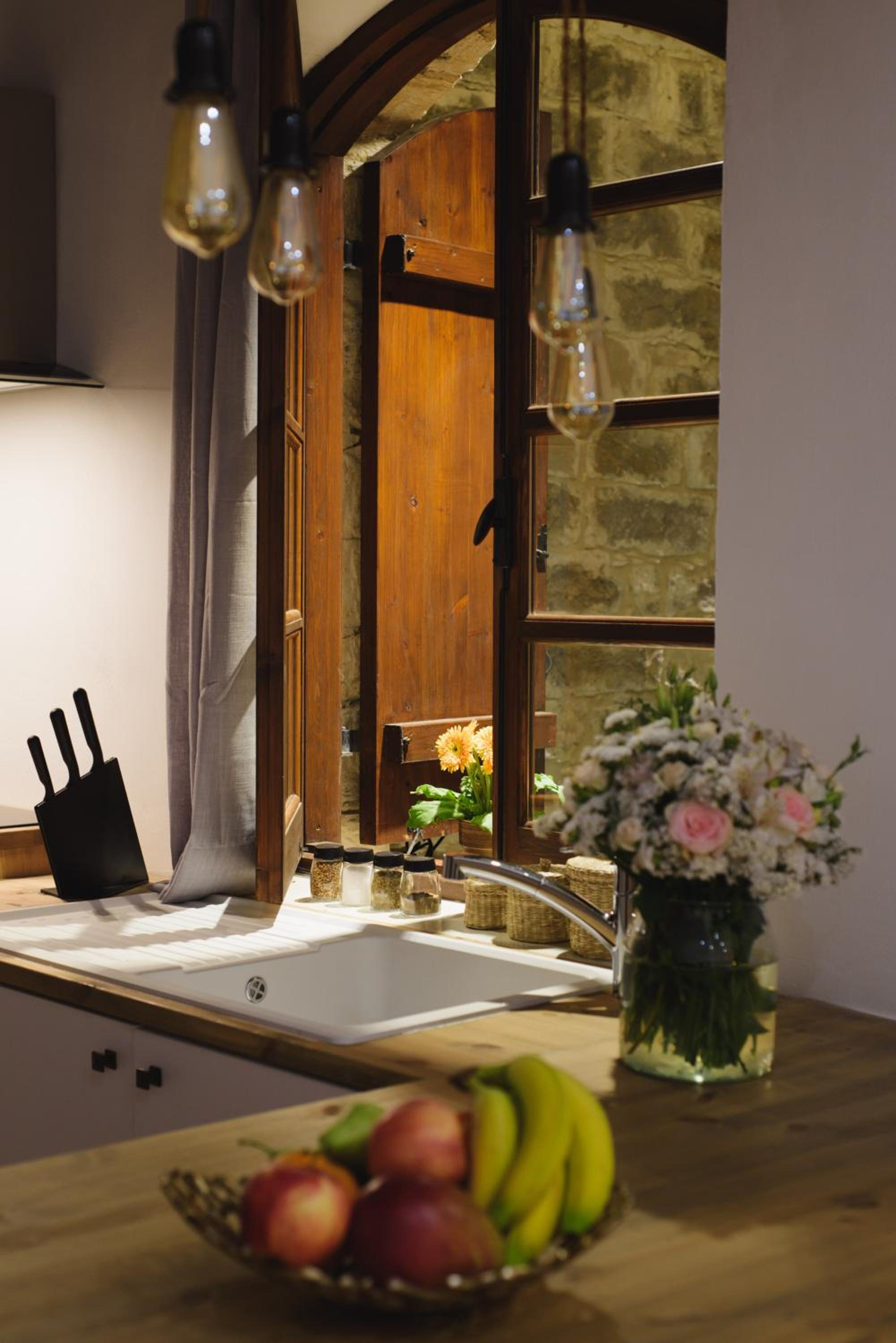 Deluxe Queen Suite - Photo 17