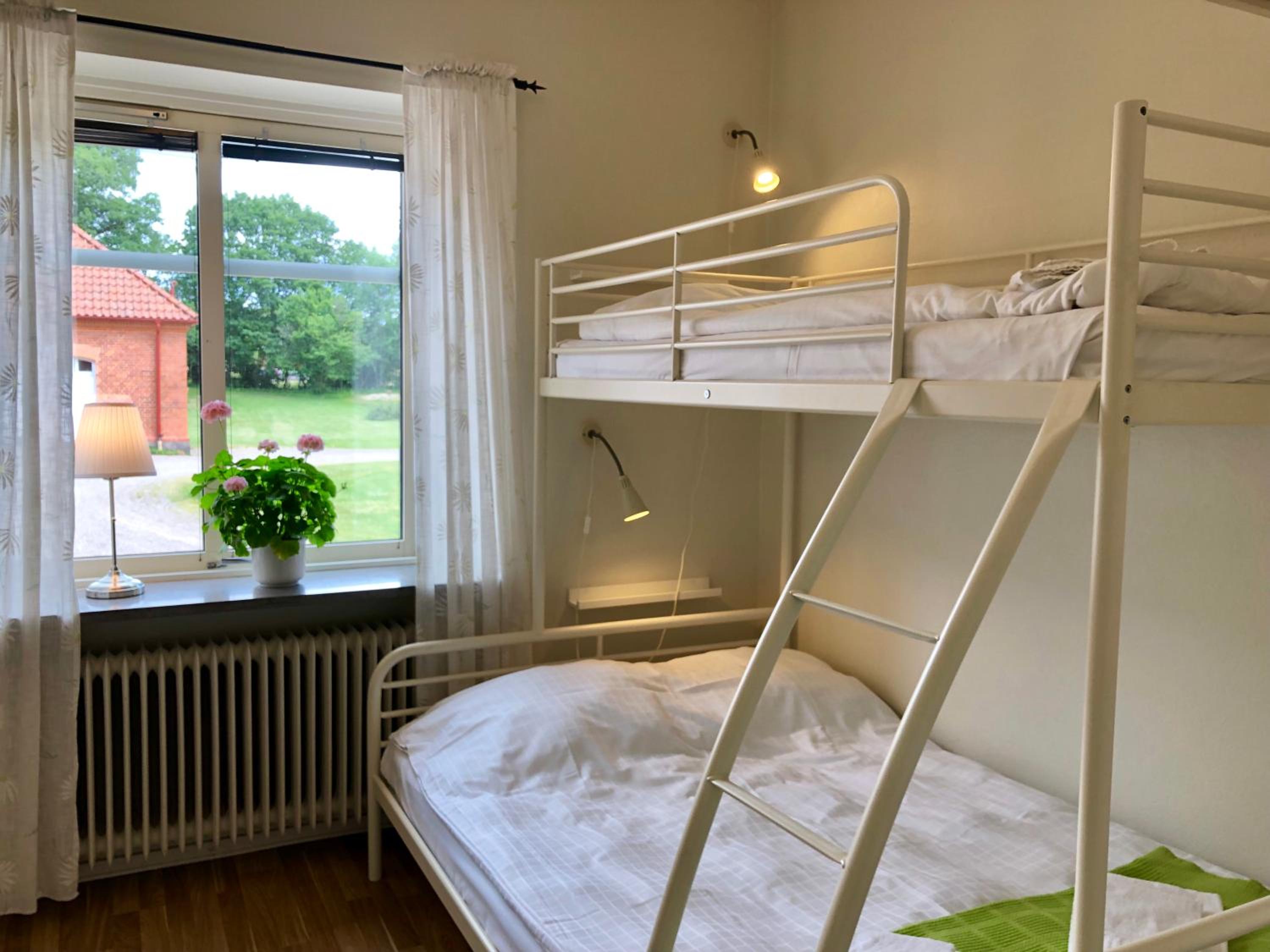 Family Room with Shared Bathroom (2 Adults + 2 Children) photo 2