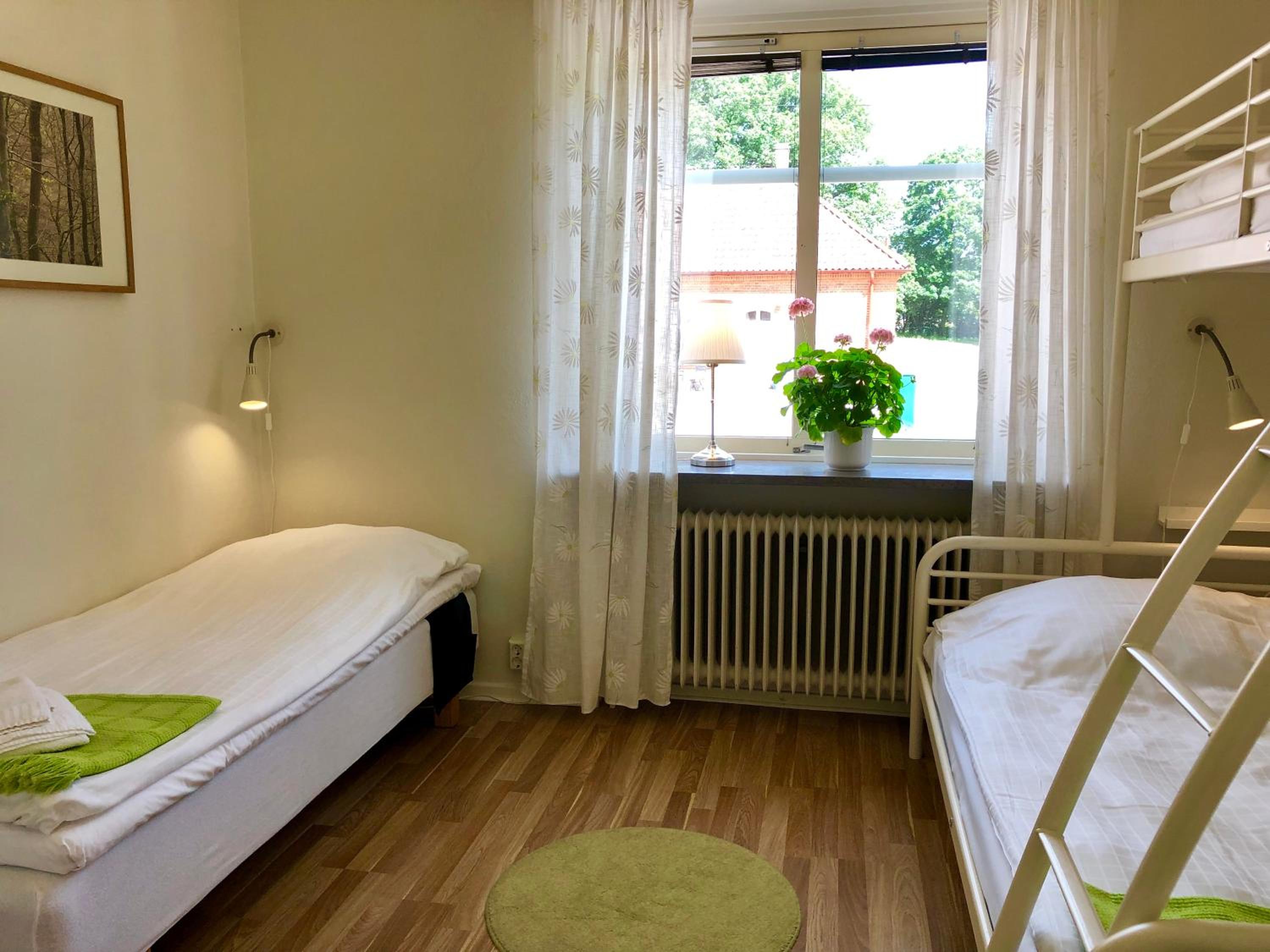 Family Room with Shared Bathroom (2 Adults + 2 Children) photo 3