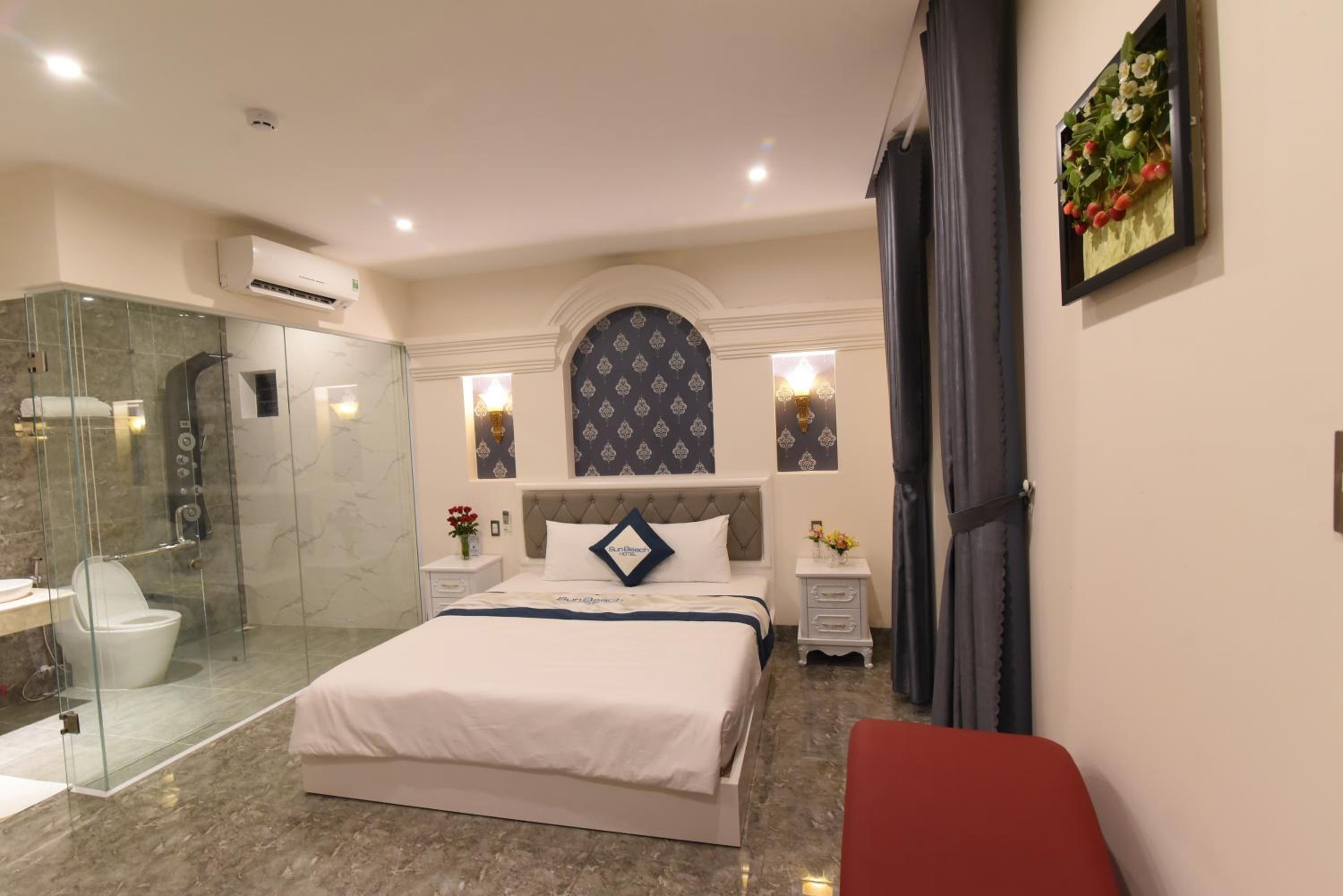 Suite with Balcony and Lake View photo 2