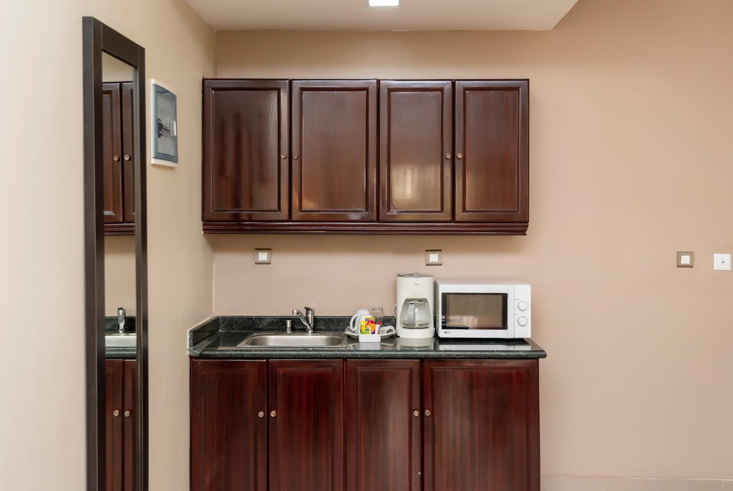 Queen Suite - Non-Smoking - Photo 5