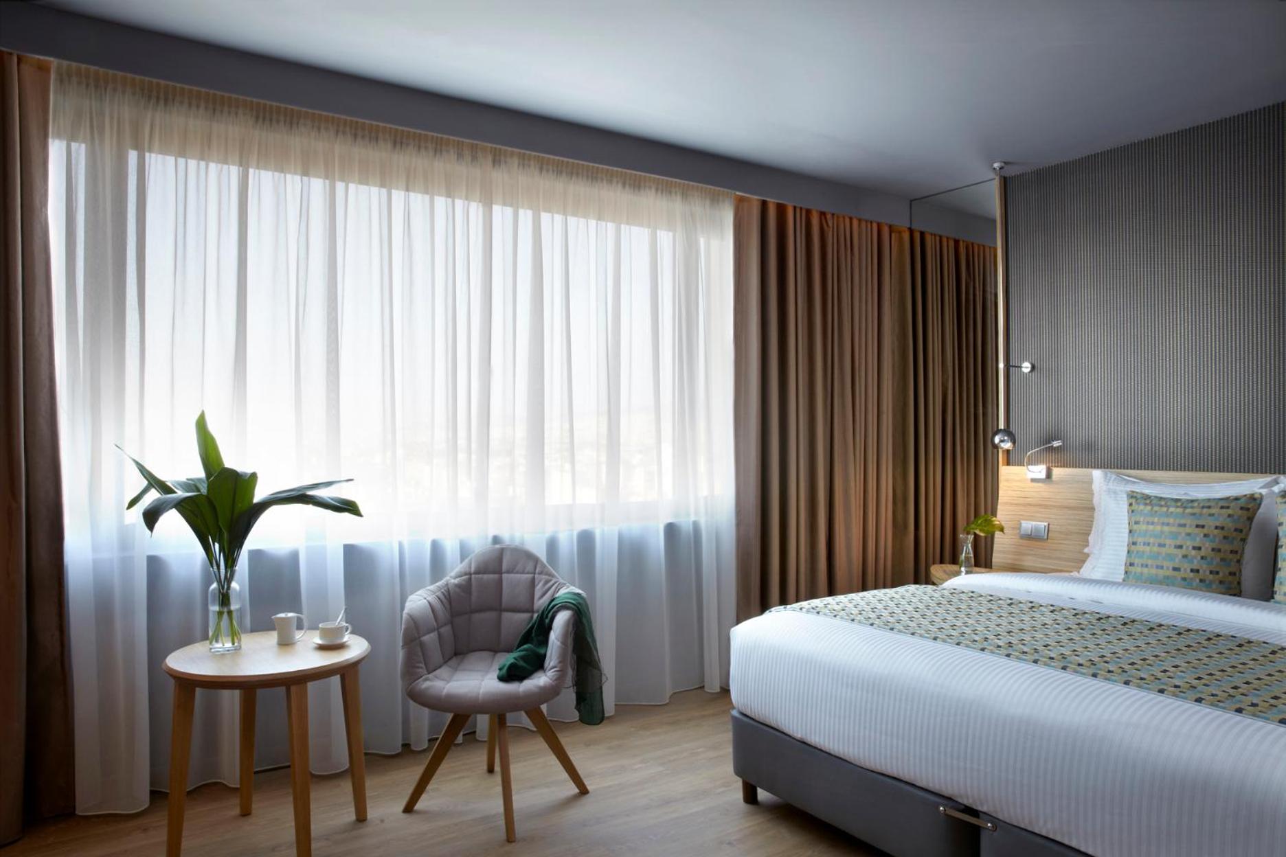 Standard Twin with City View - Disability Access - Photo 2