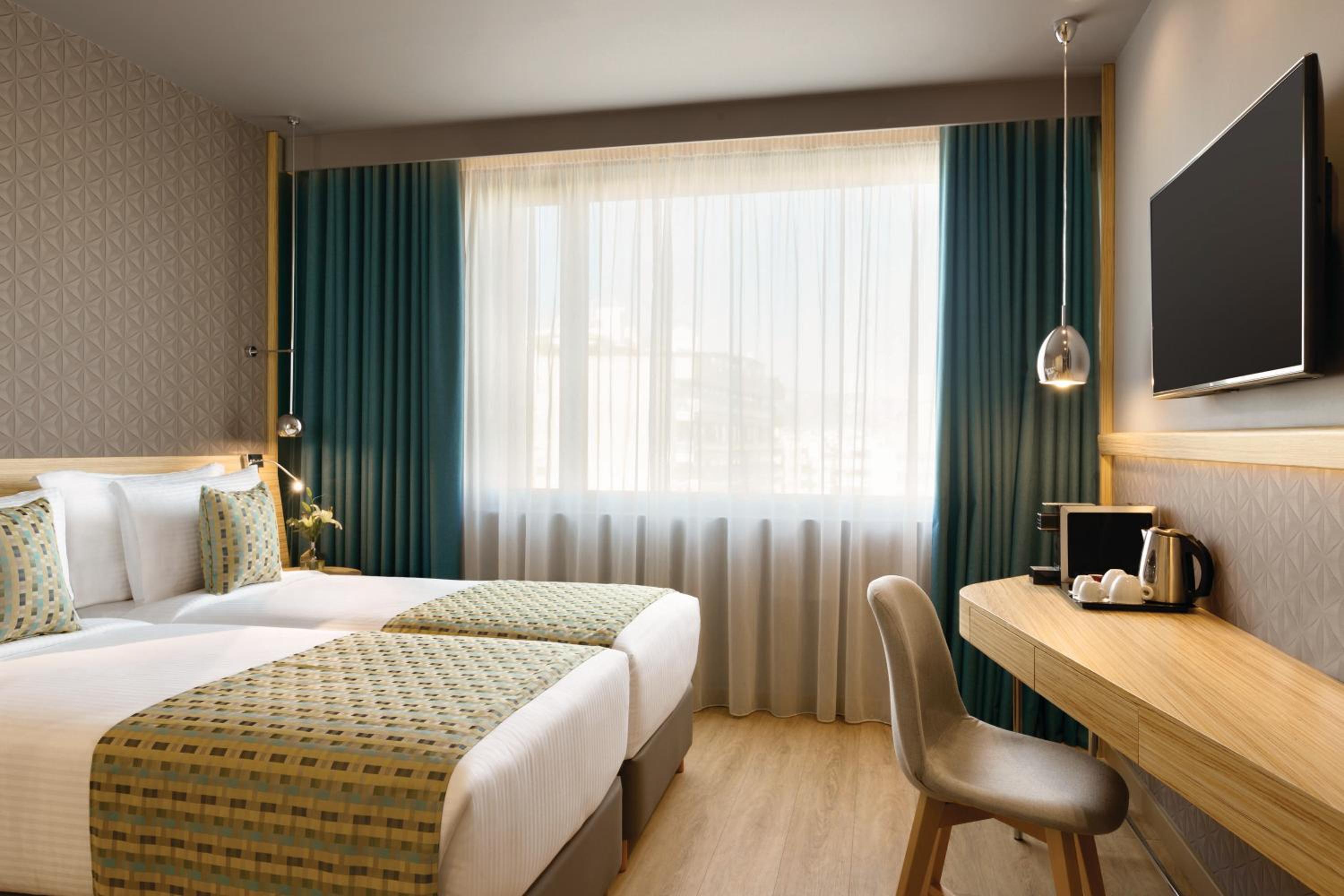 Executive Twin Room with City View - Photo 3