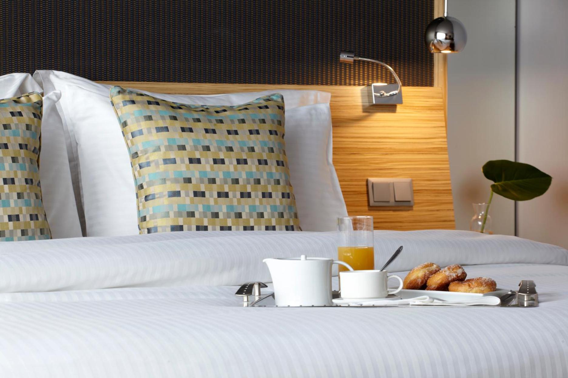 Standard Twin Room with City View - Photo 3