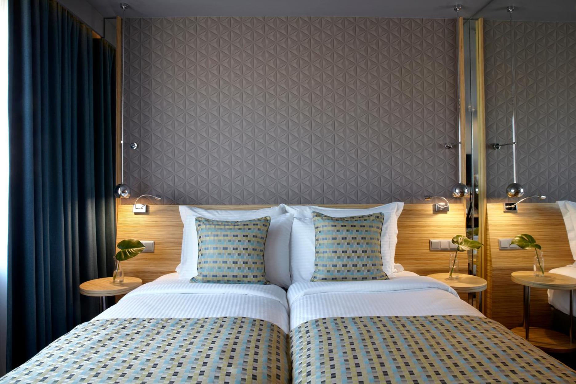 Standard Twin Room with City View - Photo 6