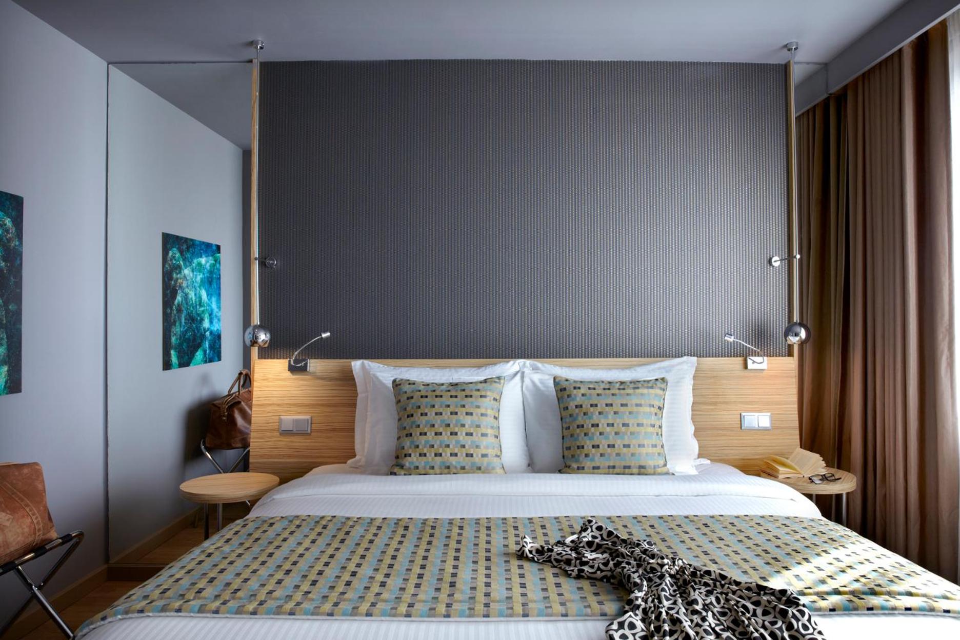 Standard Twin Room with City View - Photo 11