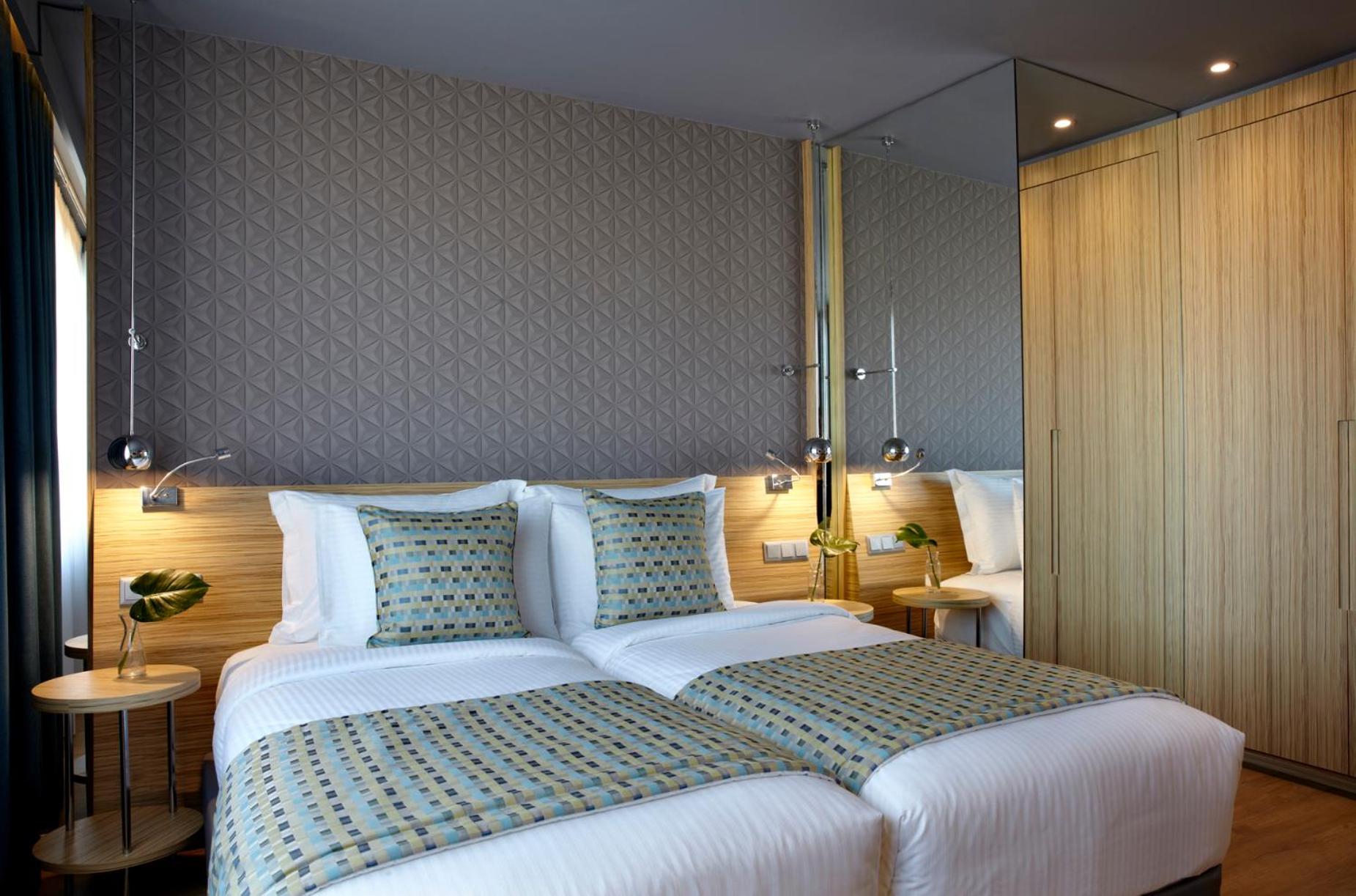 Standard Twin Room with Atrium View - Photo 2