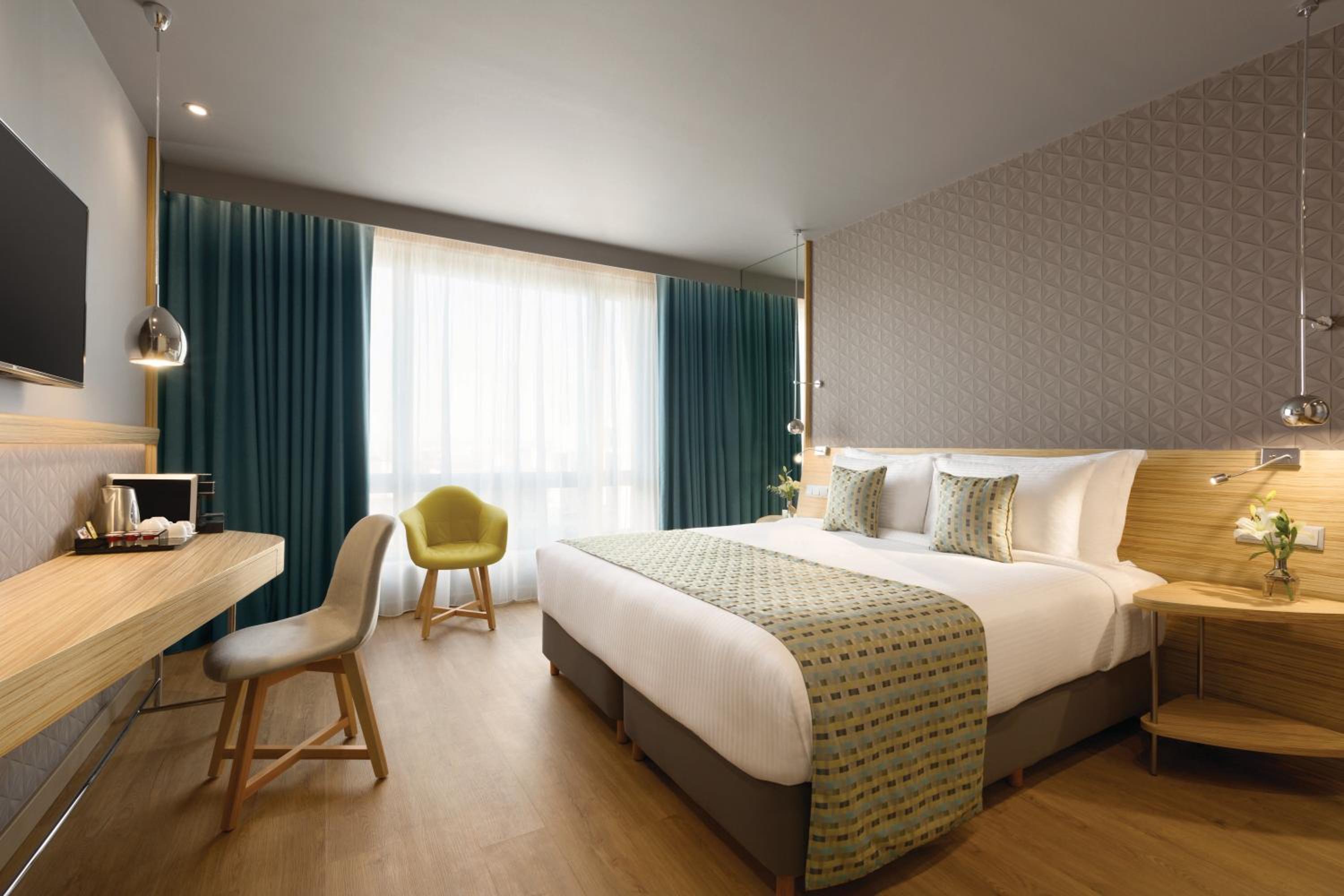 Standard Double Room with City View - Photo 6