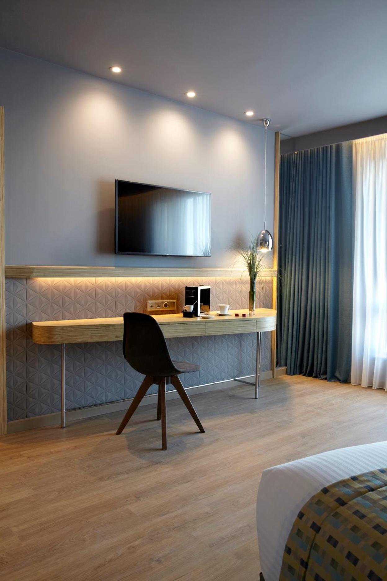 Standard Double Room with City View - Photo 7