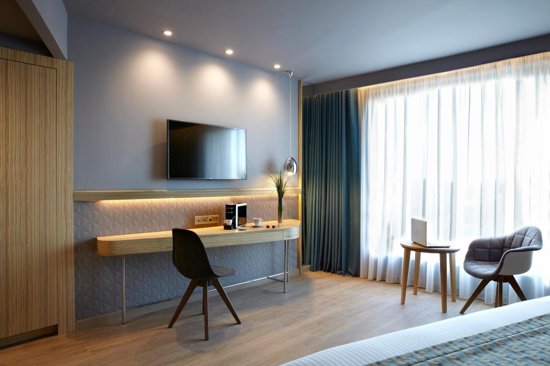 Standard Double Room with City View - Photo 8