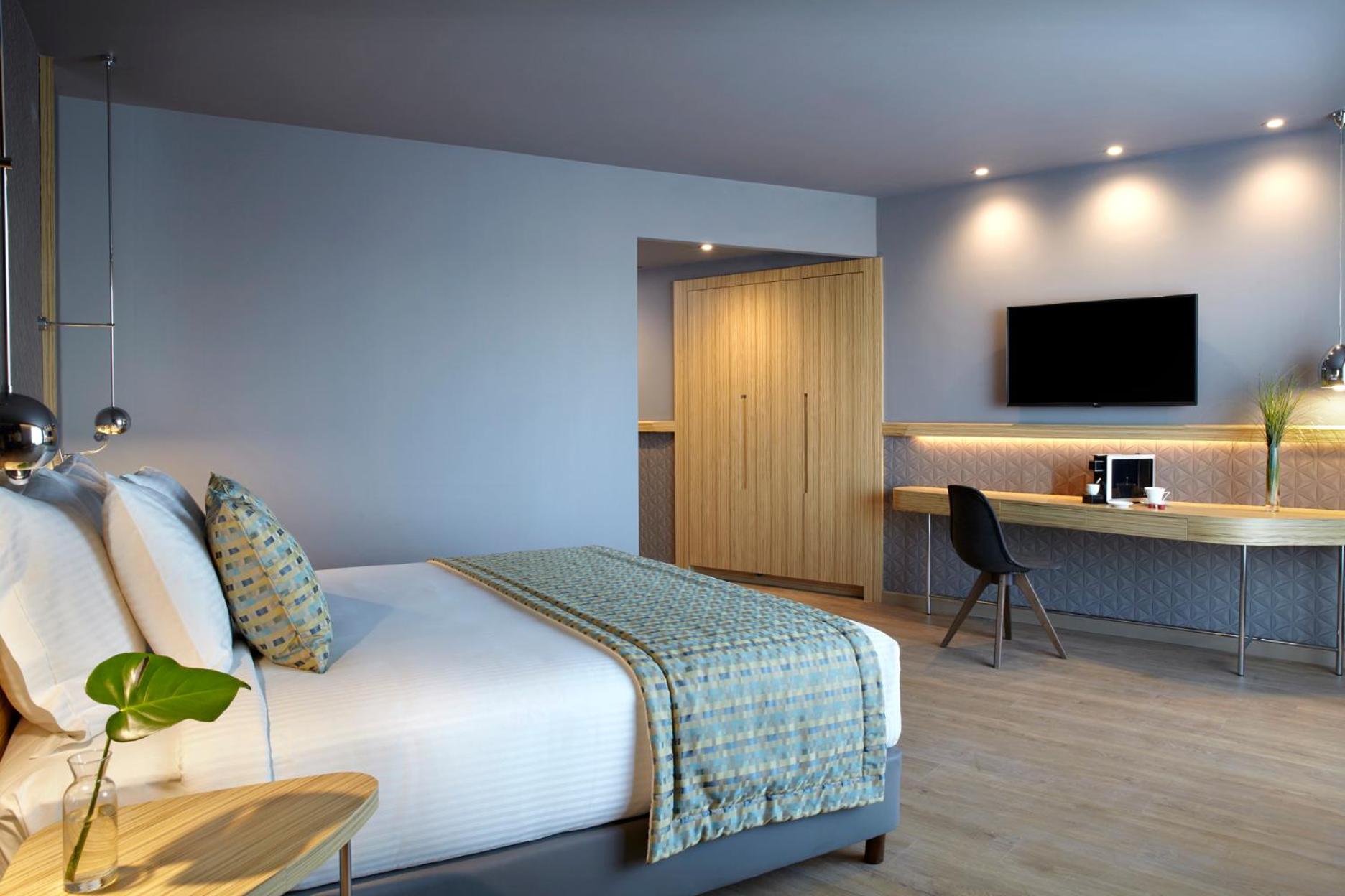 Standard Double Room with City View - Photo 9