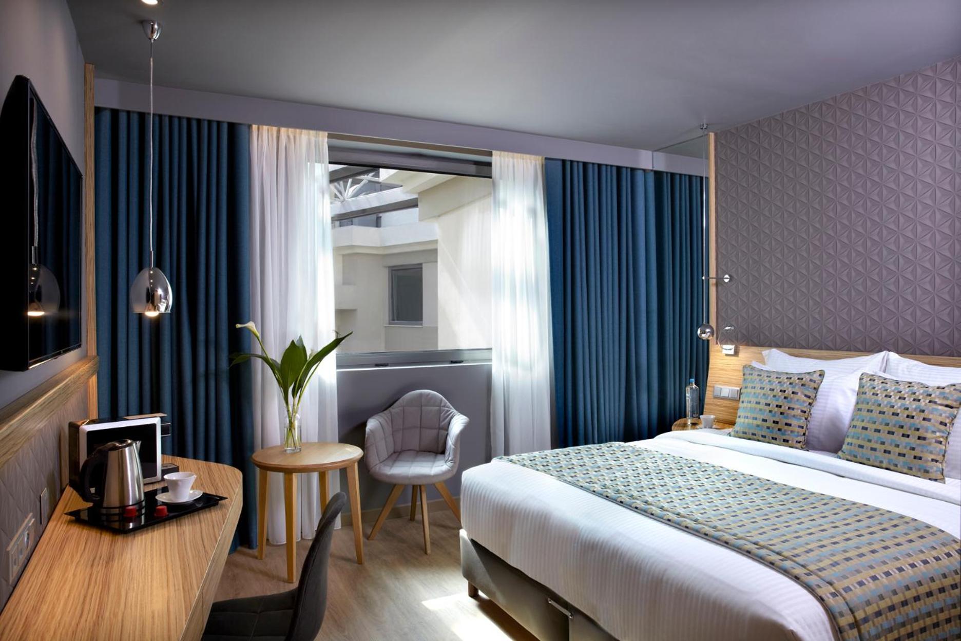 Standard Double Room with Atrium View - Photo 2