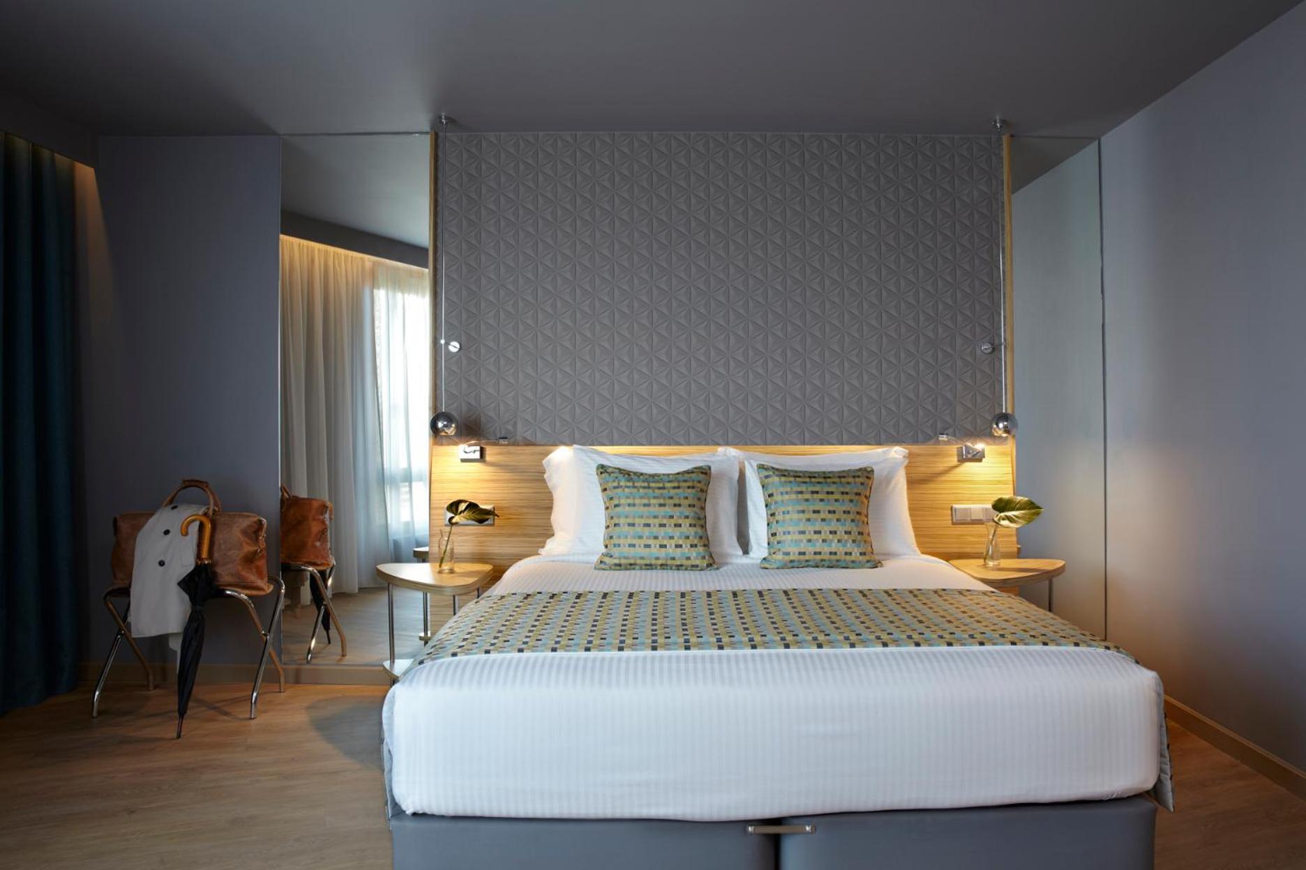 Standard Double Room with Atrium View - Photo 6