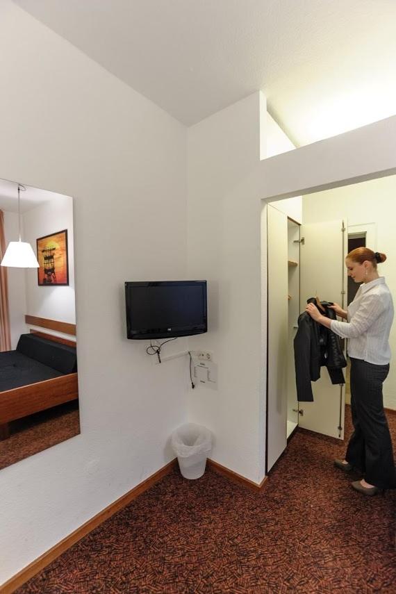 Twin Room - Photo 3