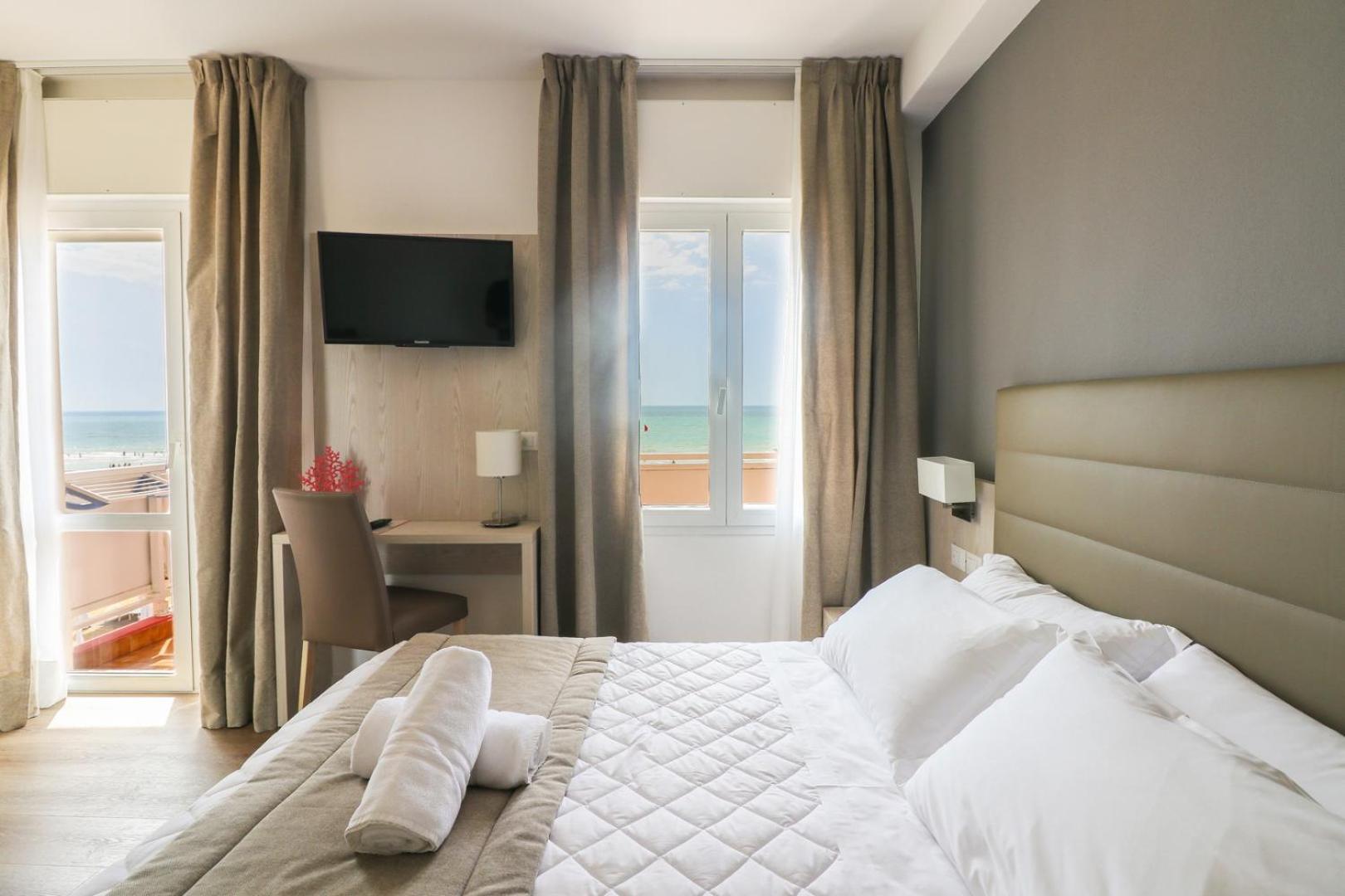 Deluxe Double or Twin Room with Sea View photo 2