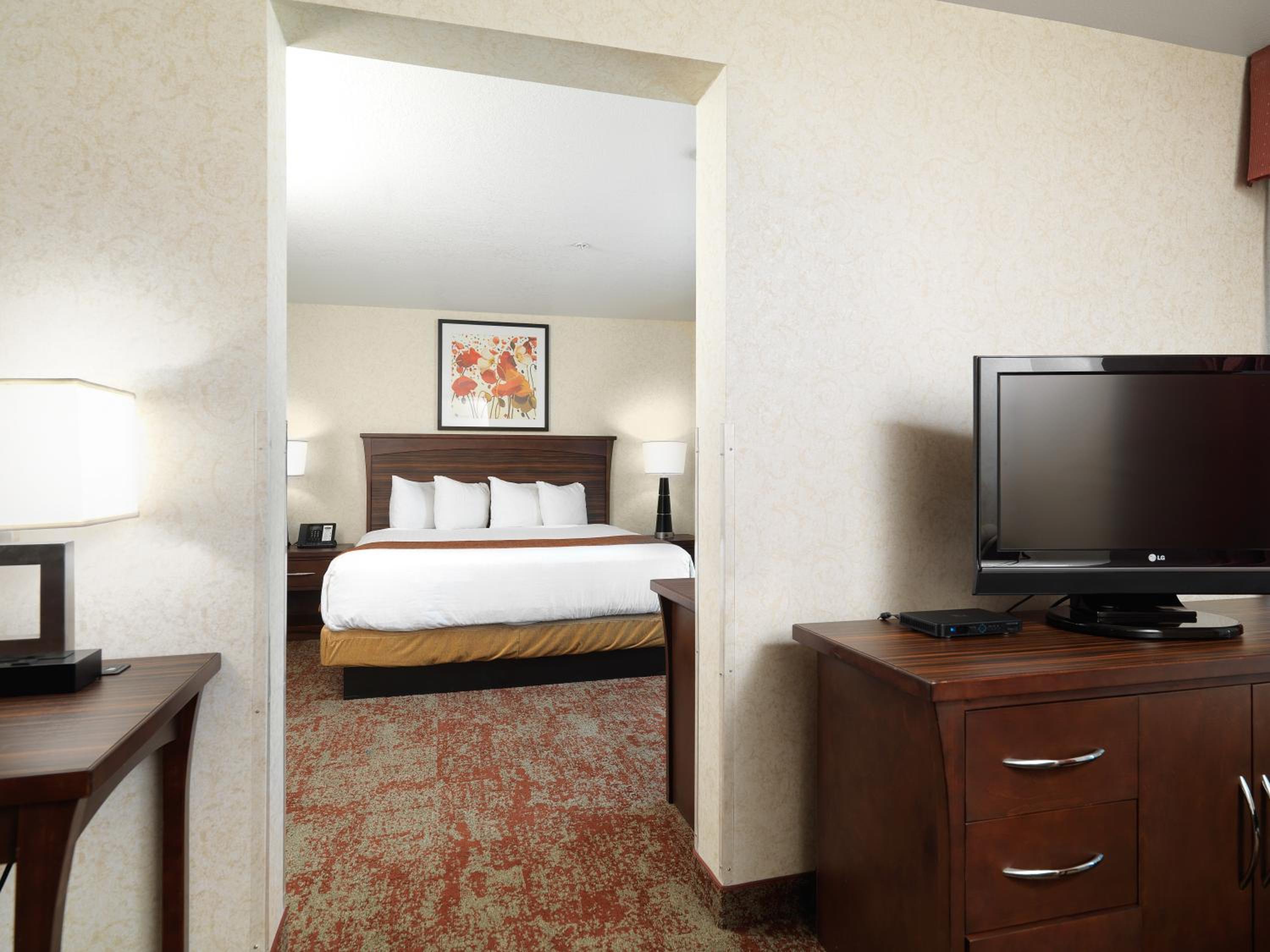 Executive Suite -1 King Bed -Jetted Tub - Non Smoking - Photo 2