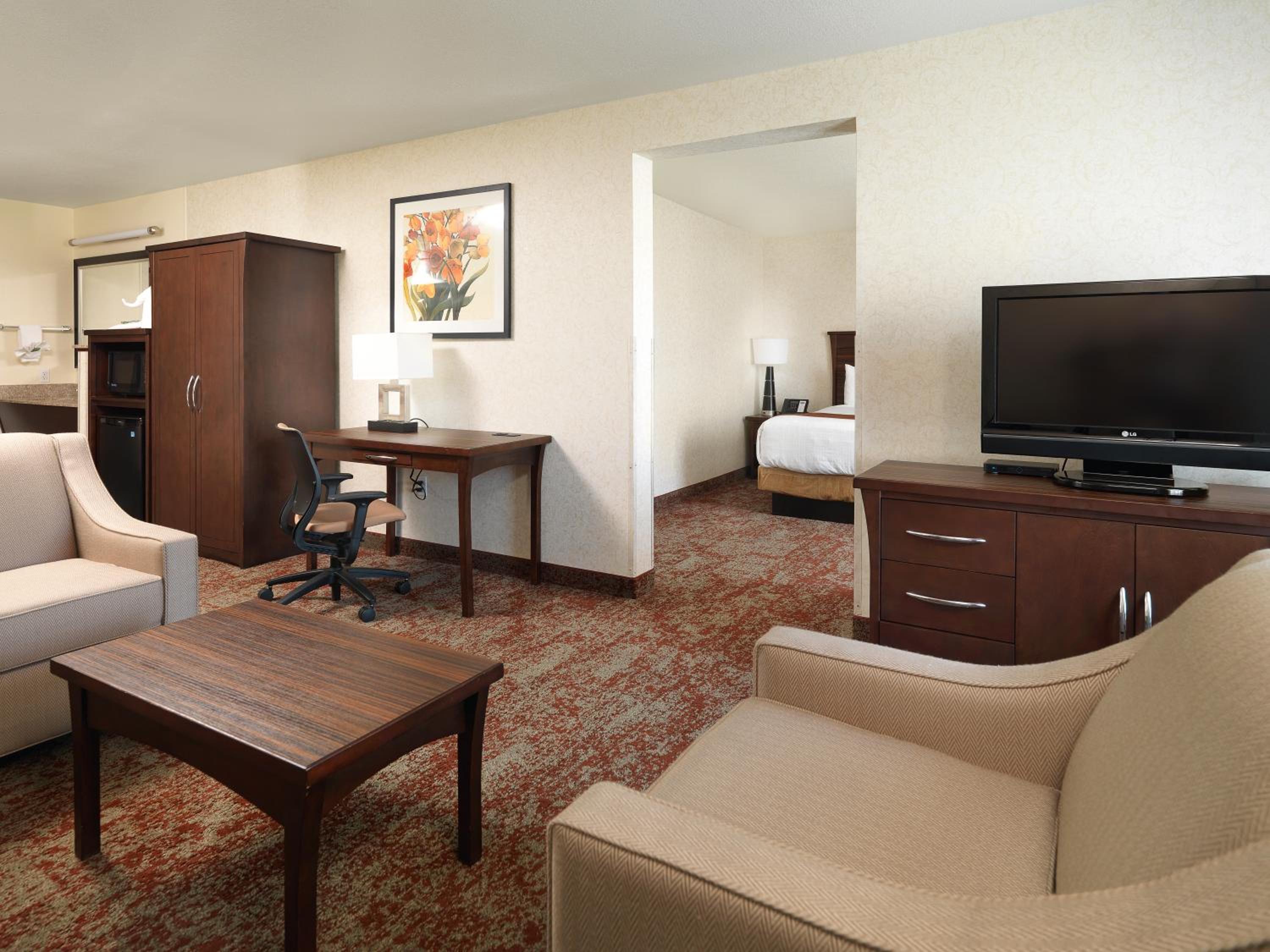Executive Suite -1 King Bed -Jetted Tub - Non Smoking - Photo 4