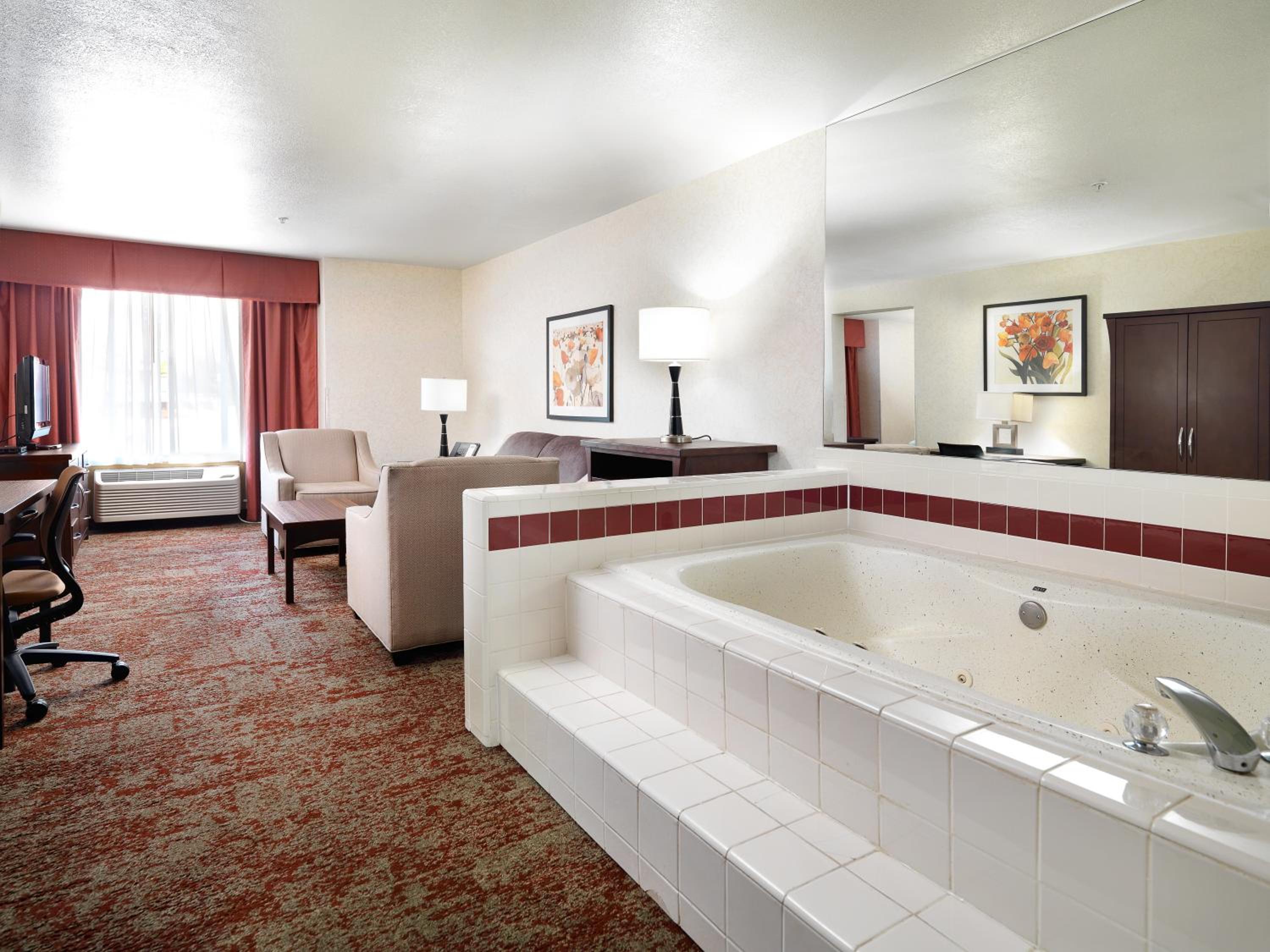 Executive Suite -1 King Bed -Jetted Tub - Non Smoking - Photo 1