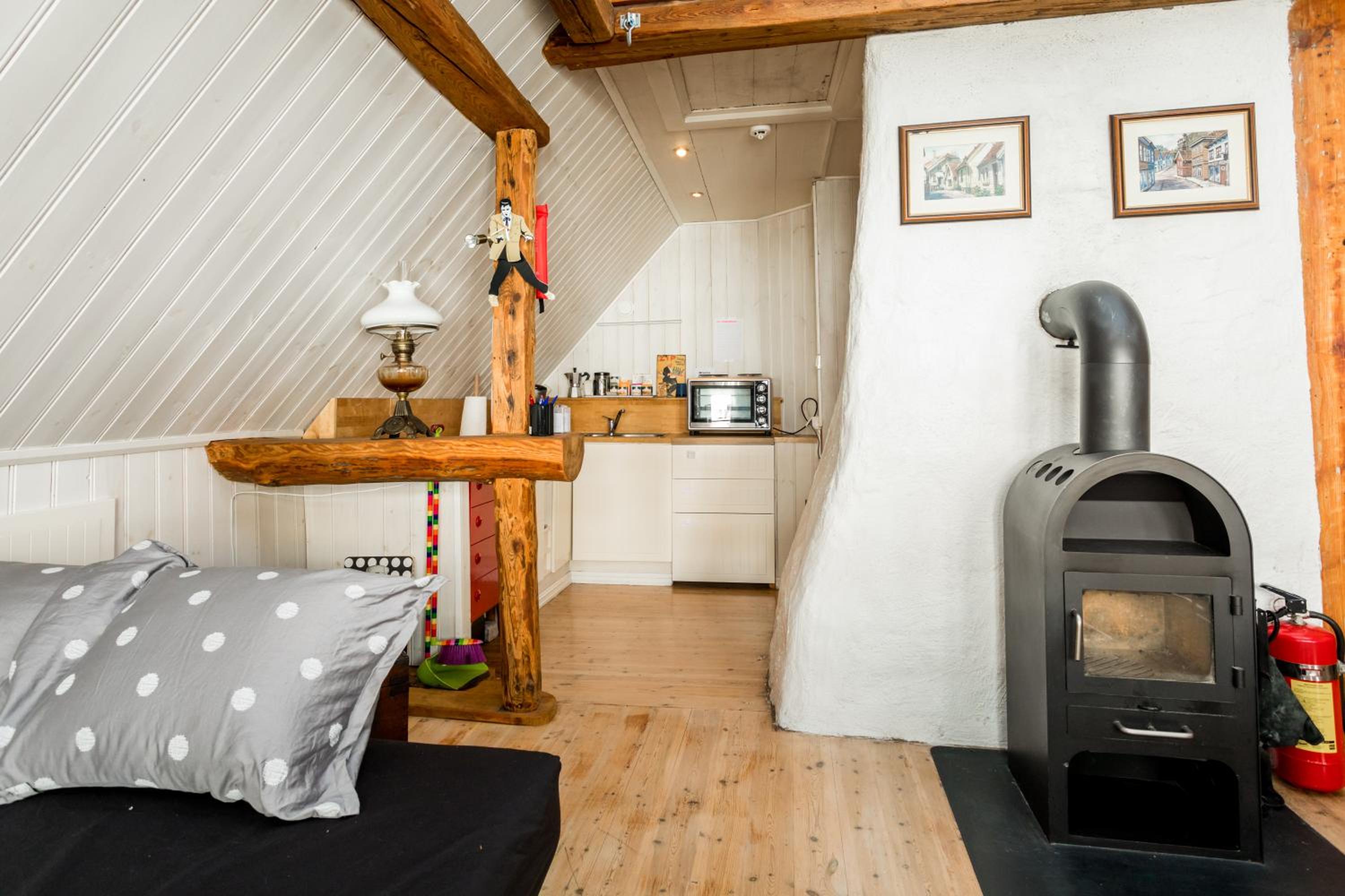 One-Bedroom Apartment - Photo 9