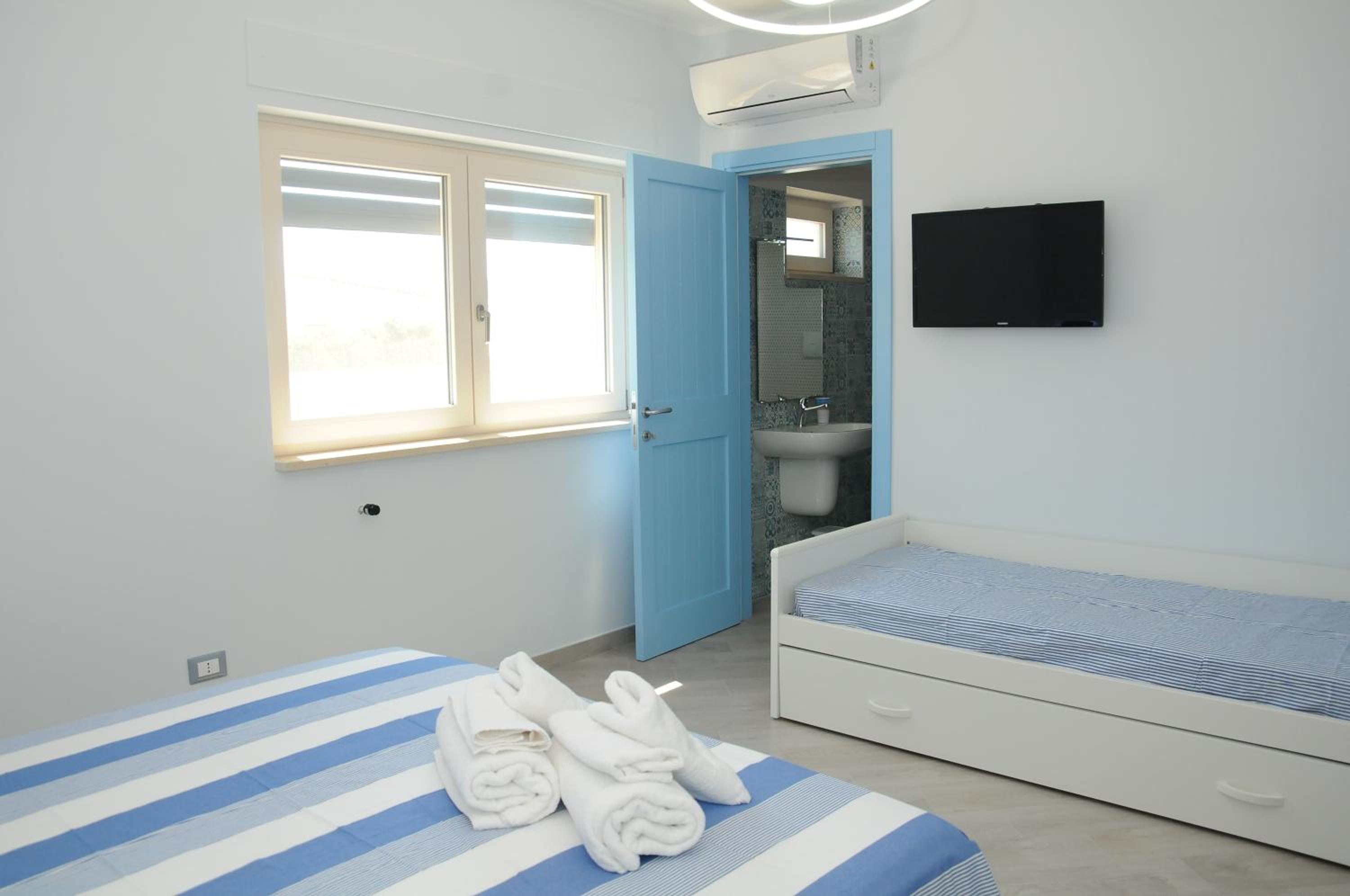 Quadruple Room with Private Bathroom photo 1