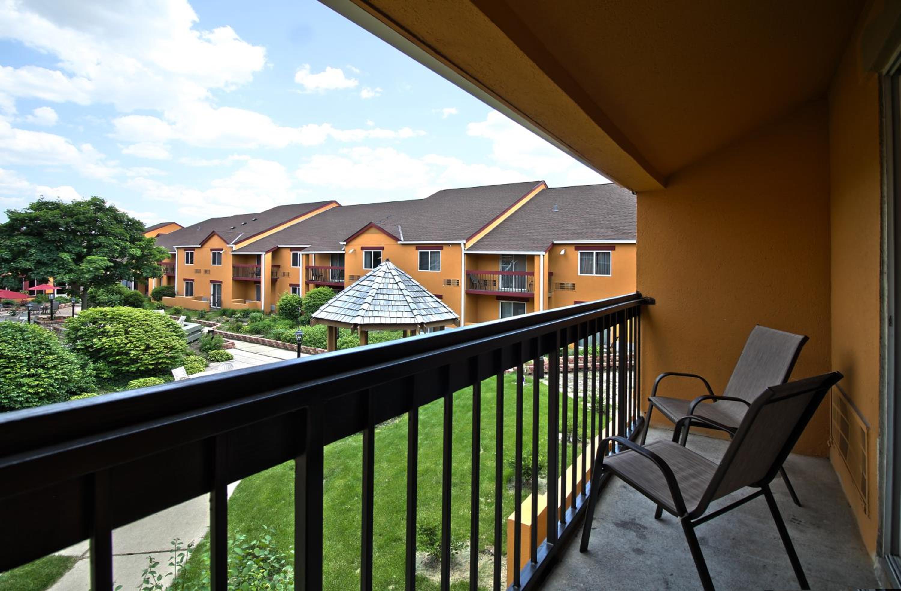 Premier 1 King Bed (Balcony) - Photo 2