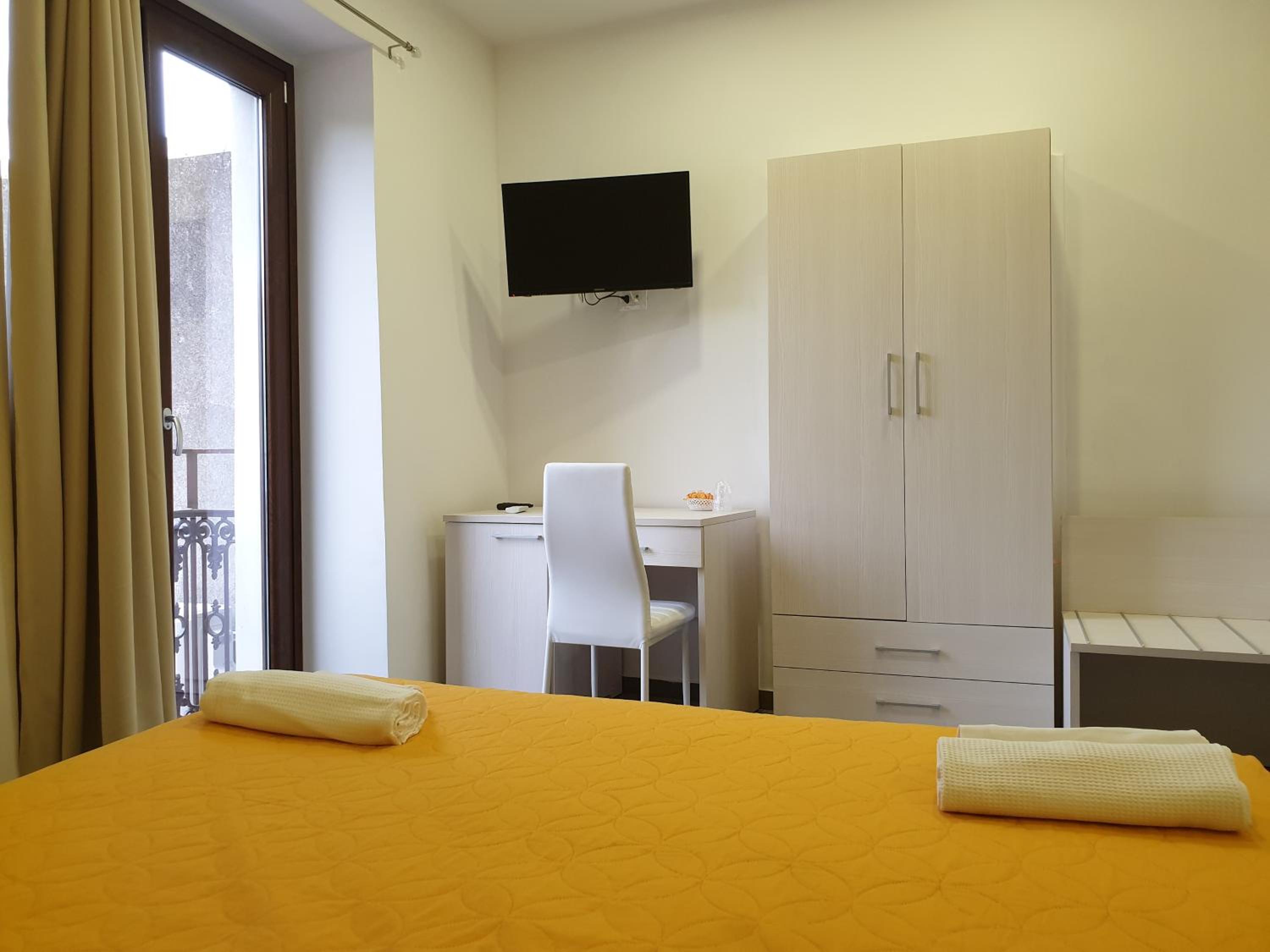 Standard Double Room - Photo 15