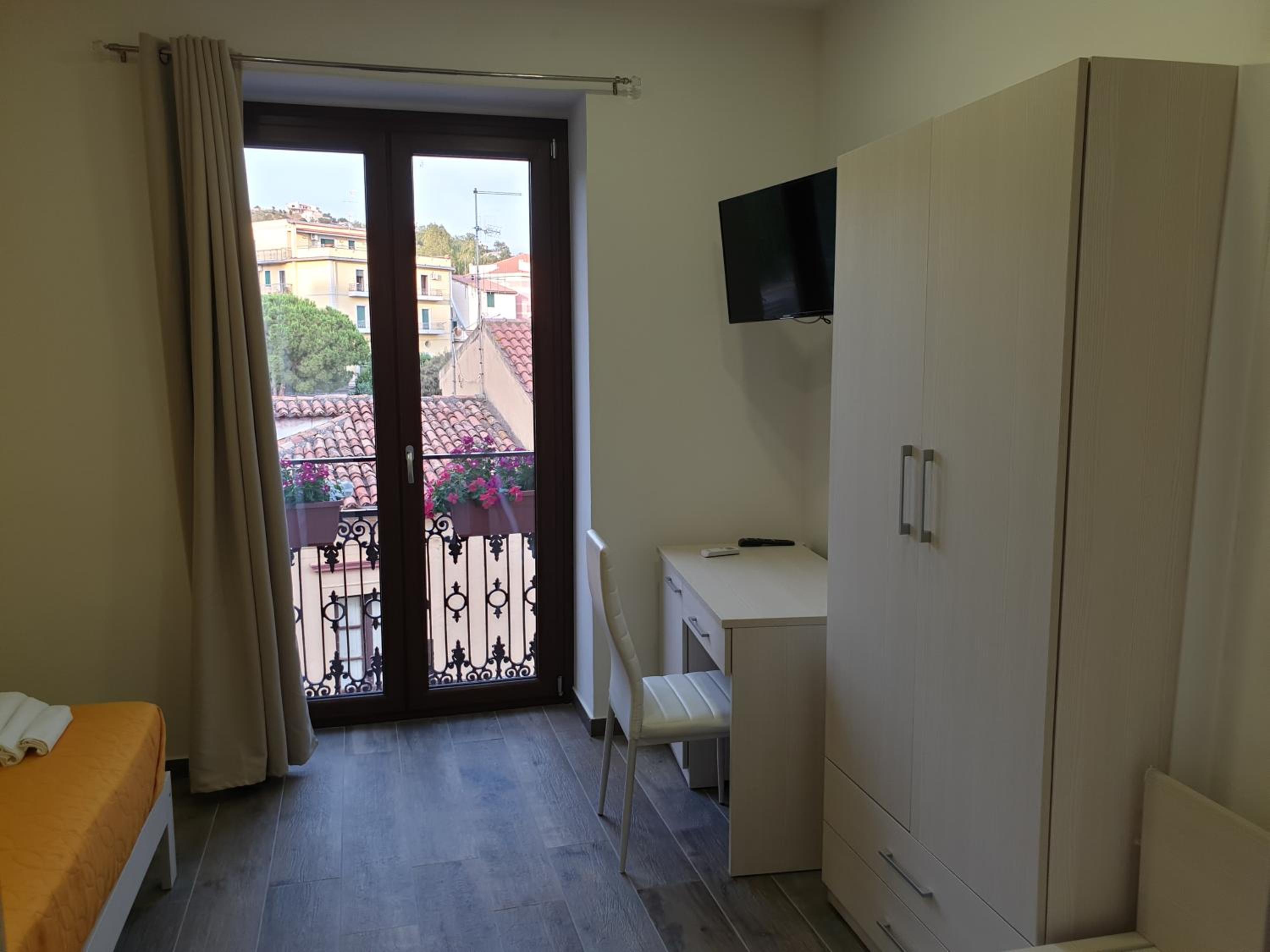 Standard Double Room - Photo 12