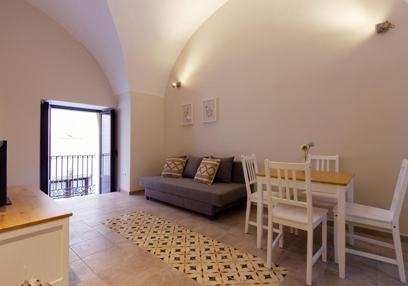 Apartment with Balcony - Photo 4