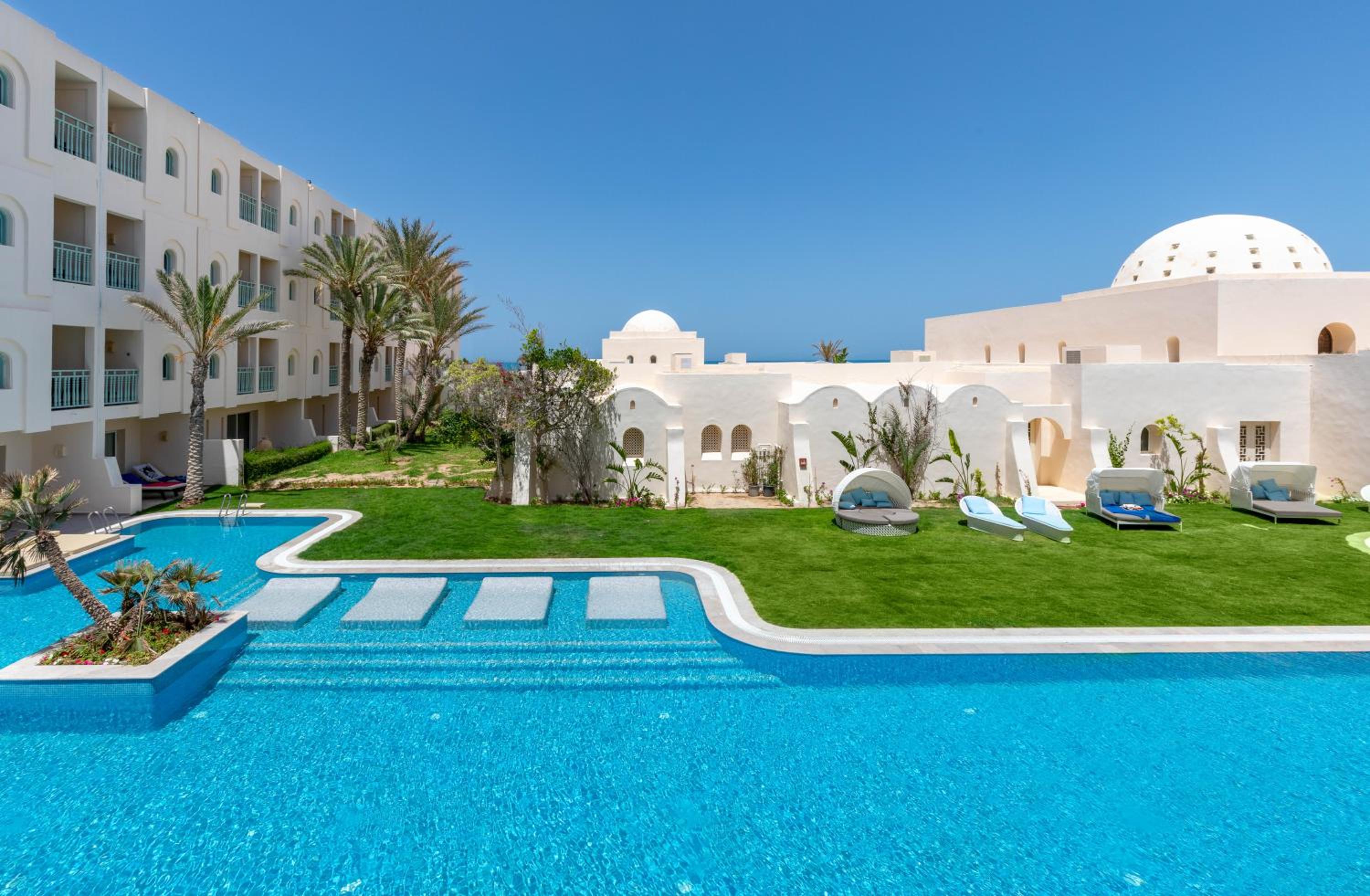 Deluxe Double Room with Side Sea View photo 2