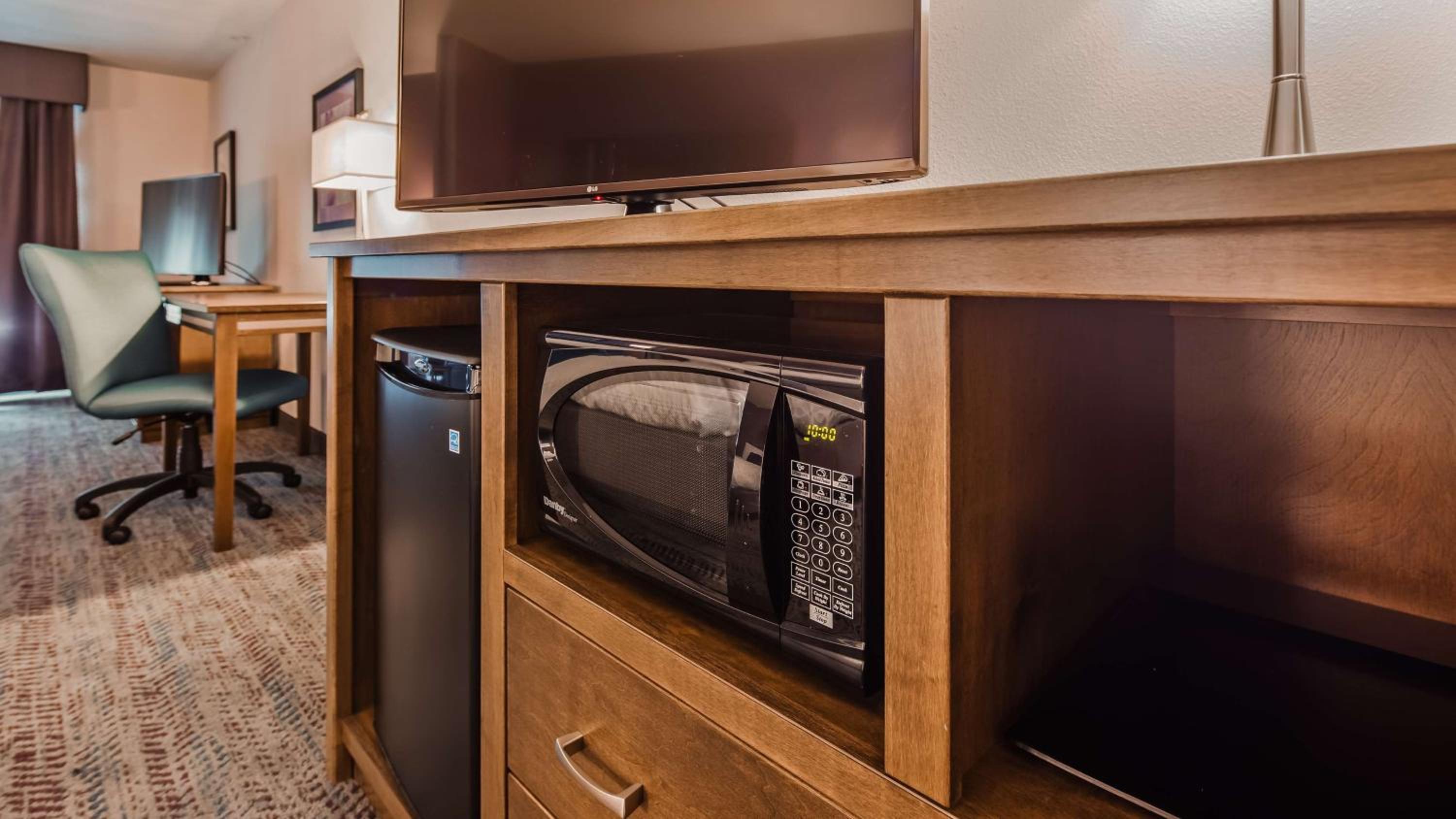 King Suite with Sofa Bed and Bath Tub - Disability Access/Non-Smoking - Photo 1