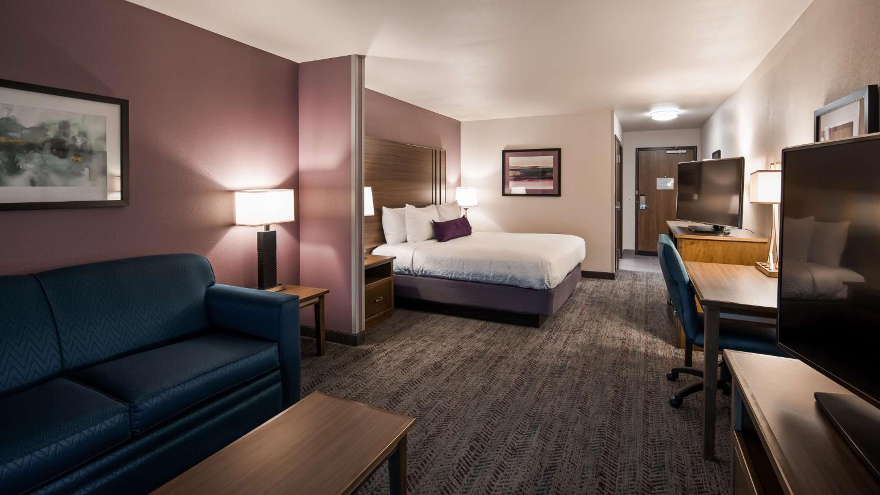 King Suite with Sofa Bed - Non-Smoking - Photo 2