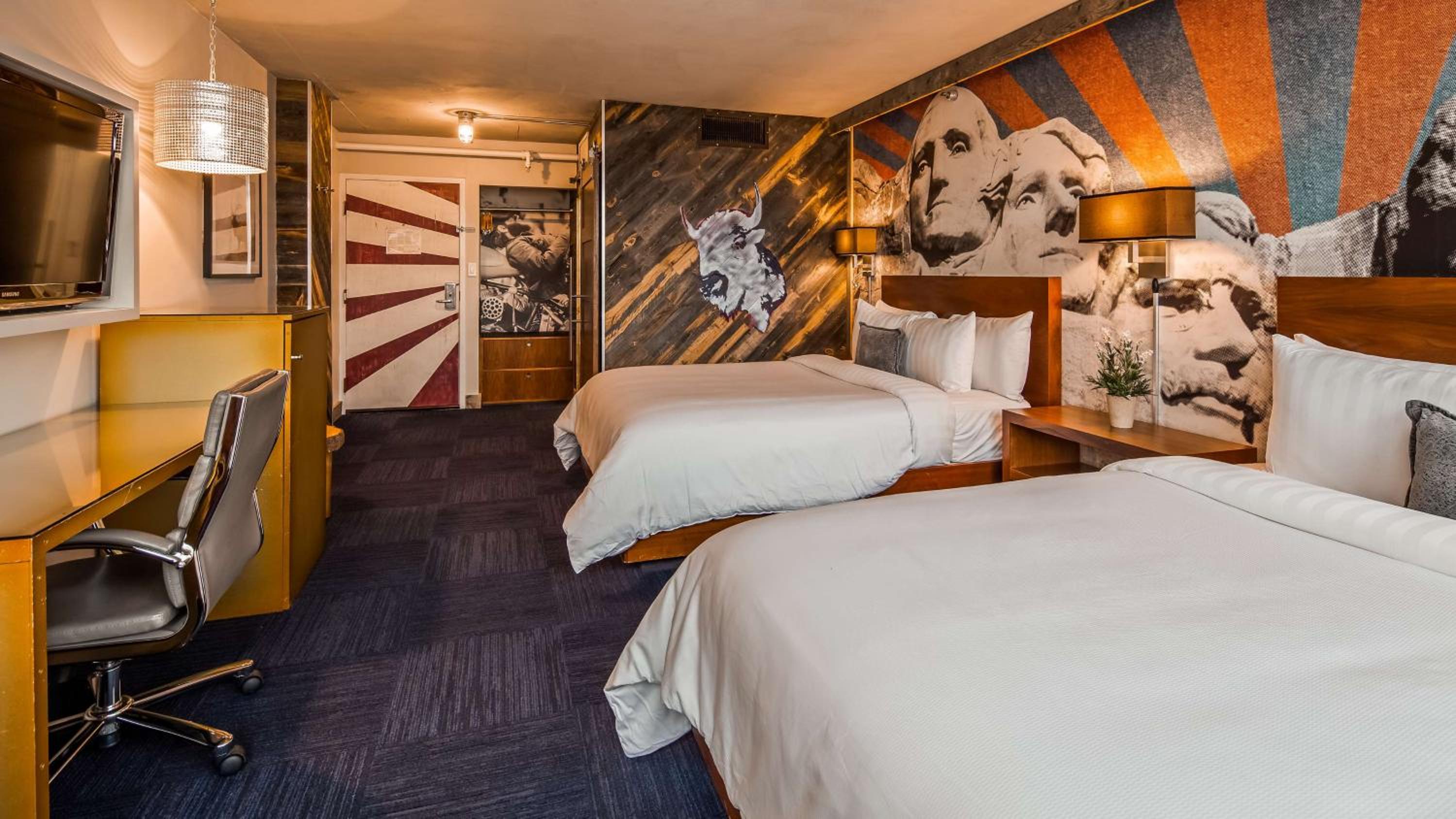 Queen Room with Two Queen Beds - Photo 3