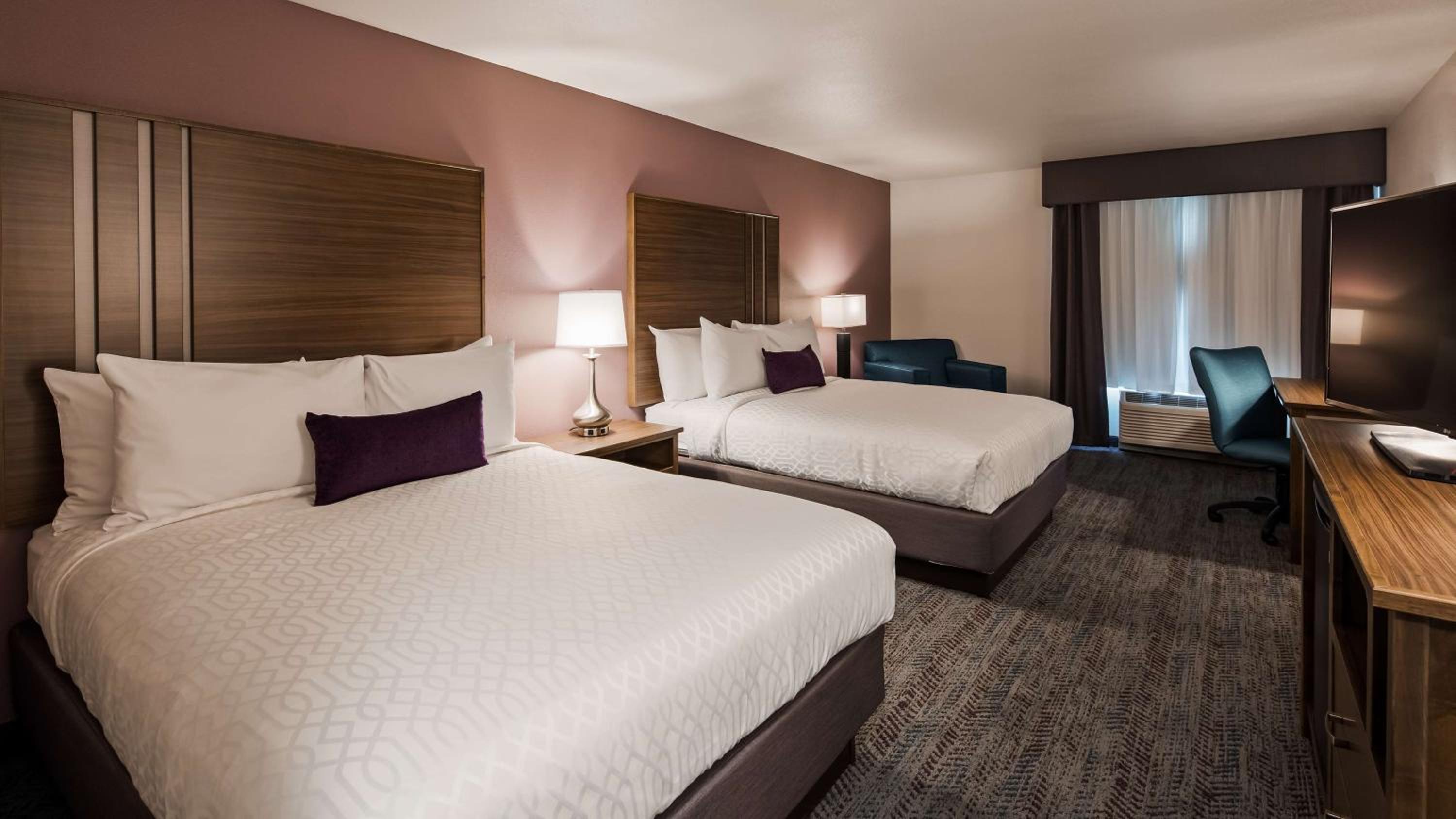 Queen Room with Two Queen Beds - Non-Smoking - Photo 2