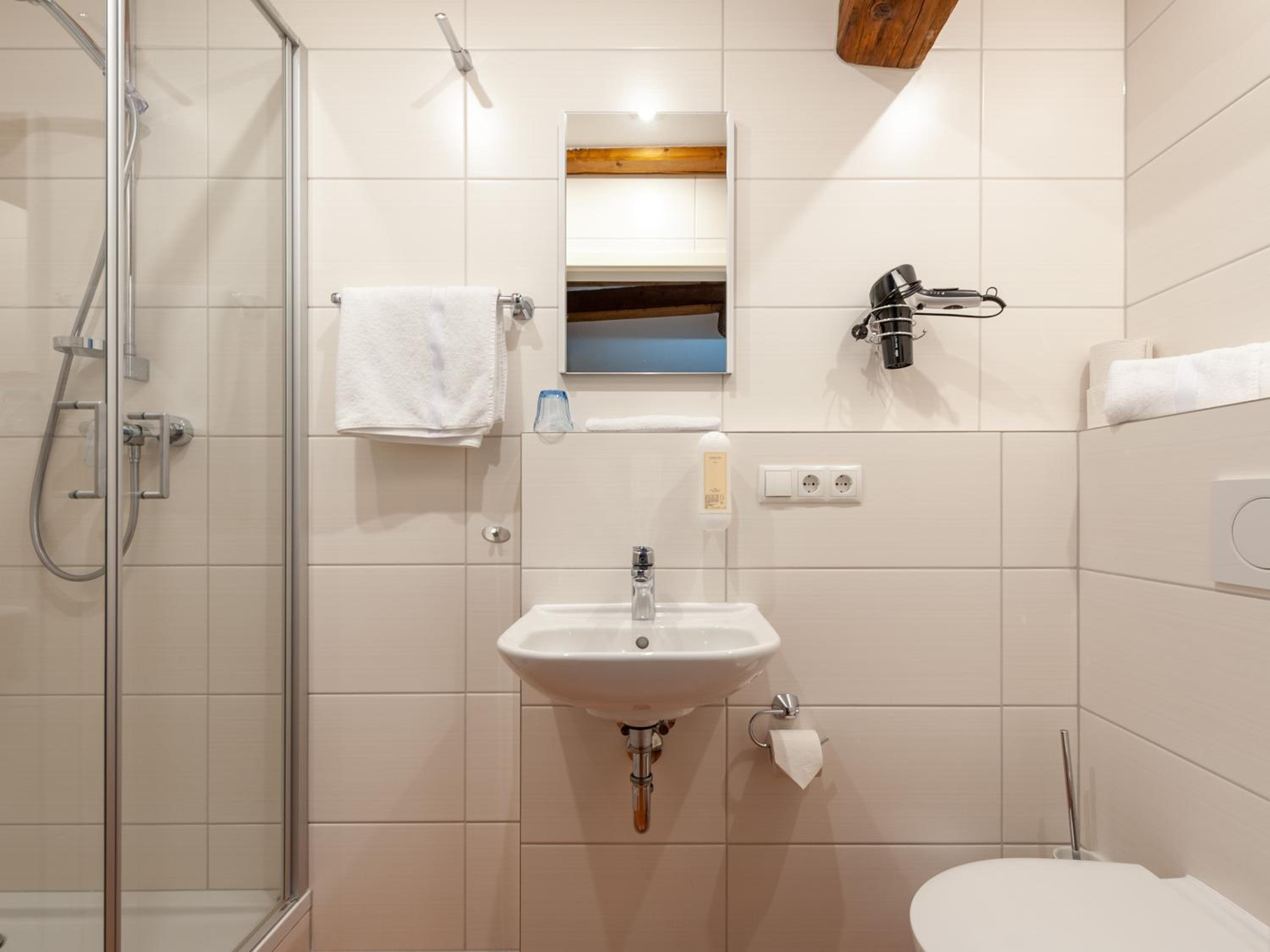 Single Room with Bathroom photo 2