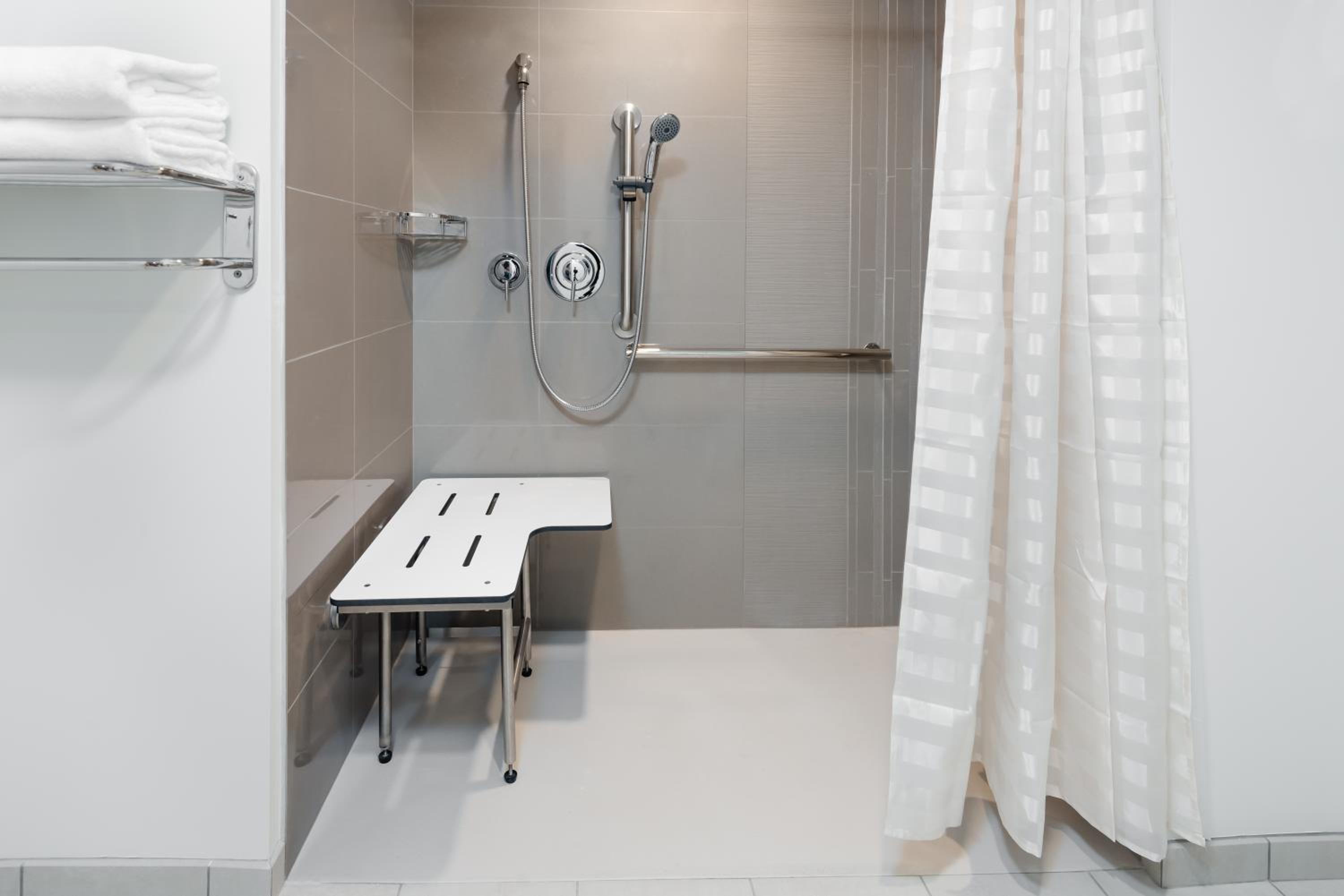 Den King Room with Sofa Bed and Roll-In Shower - Disability Access - Photo 4