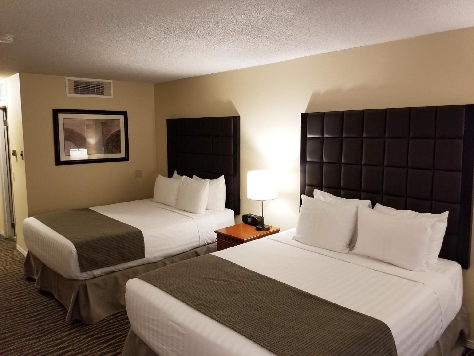 Queen Room with Two Queen Beds - Photo 2