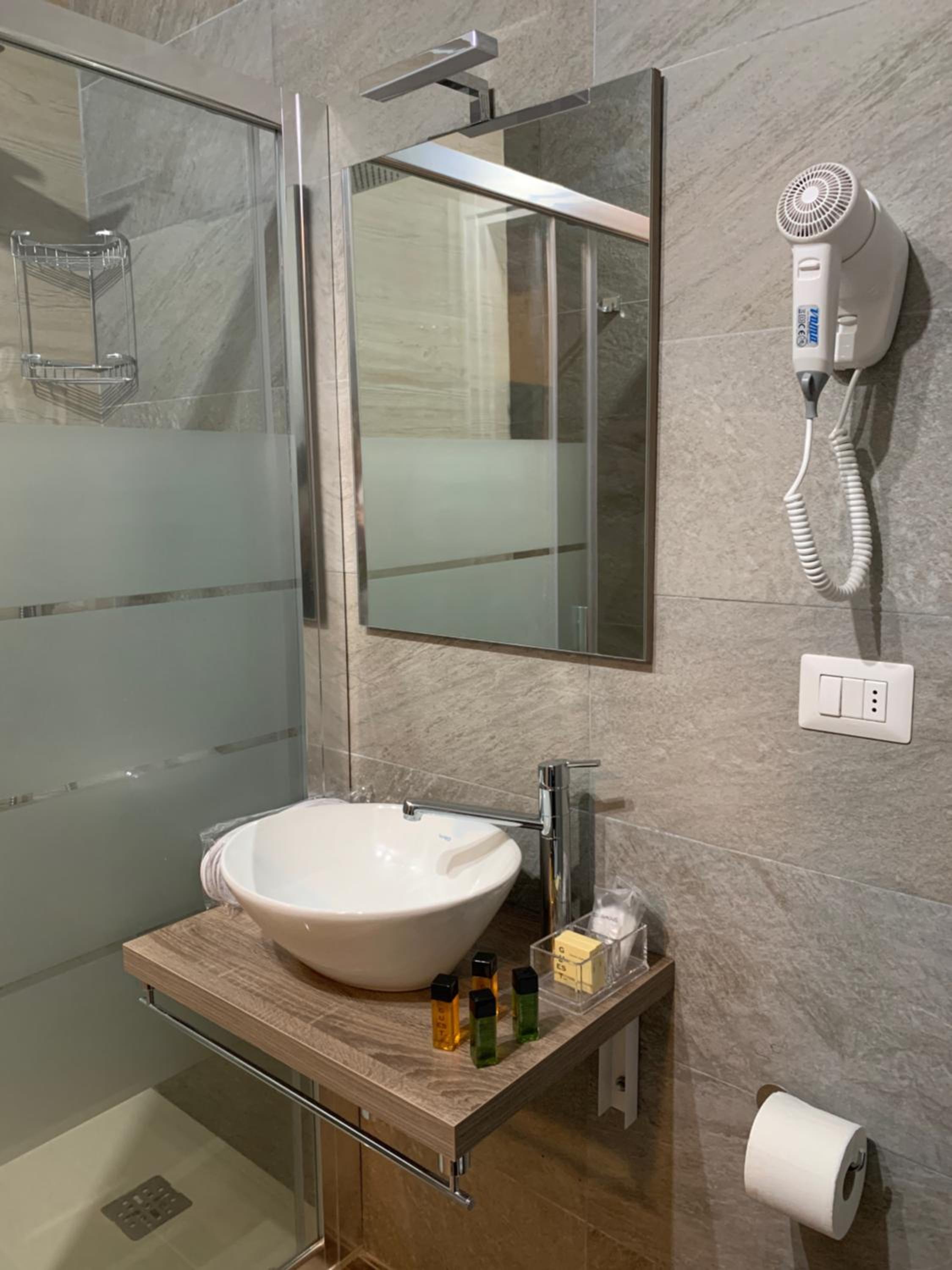 Double or Twin Room - Photo 11