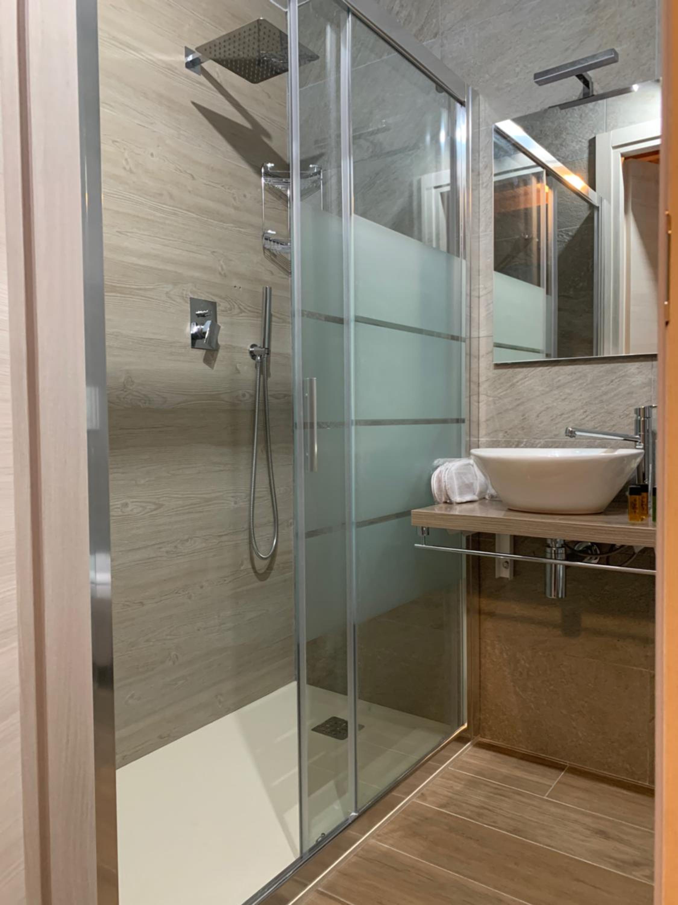 Double or Twin Room - Photo 12