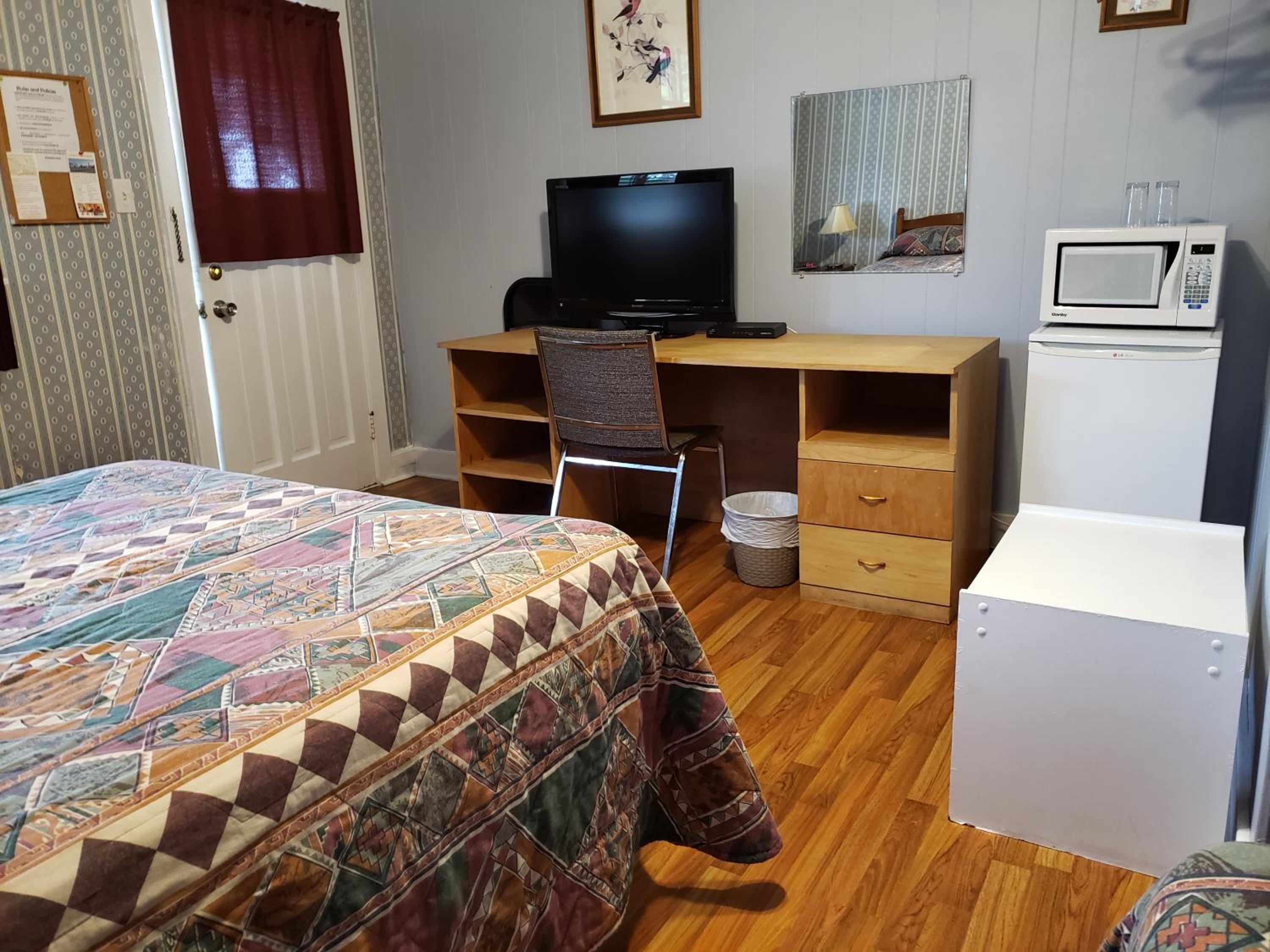 Queen Bed Room photo 1