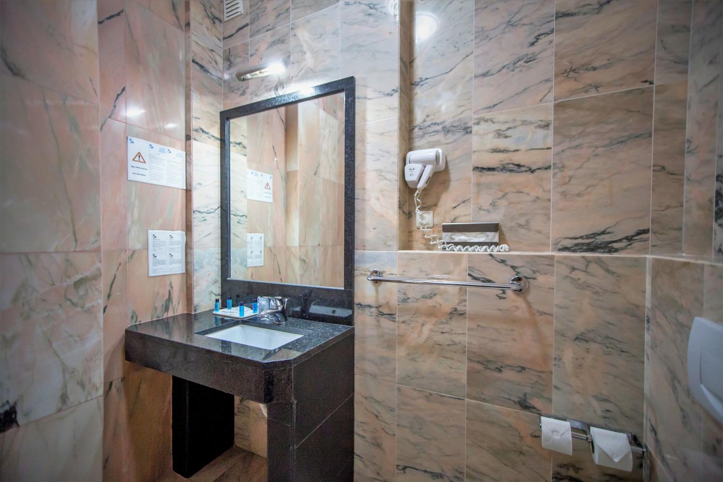 Double or Twin Room with Sea View - Photo 5