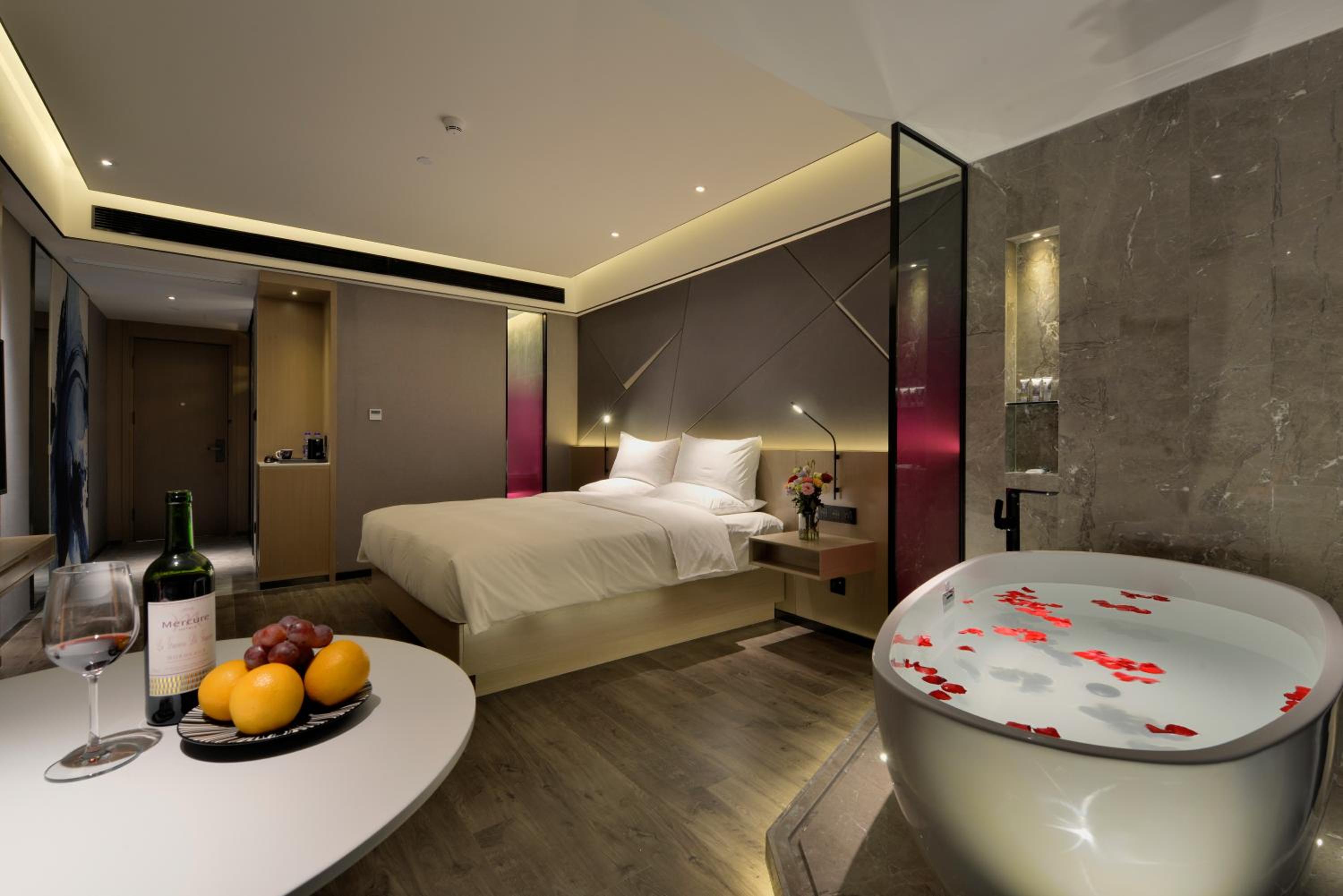 Deluxe King Room photo 2