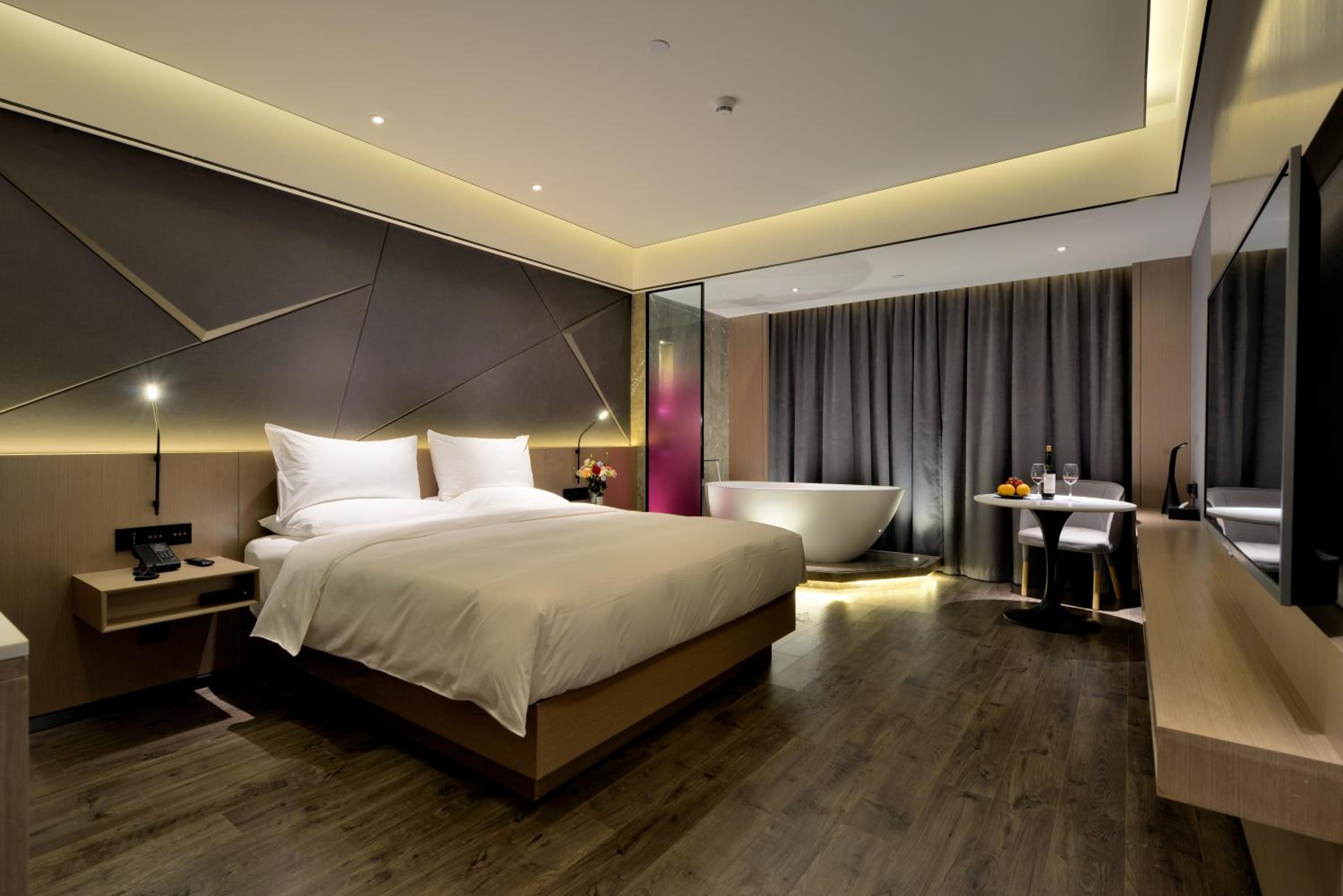 Deluxe King Room photo 3